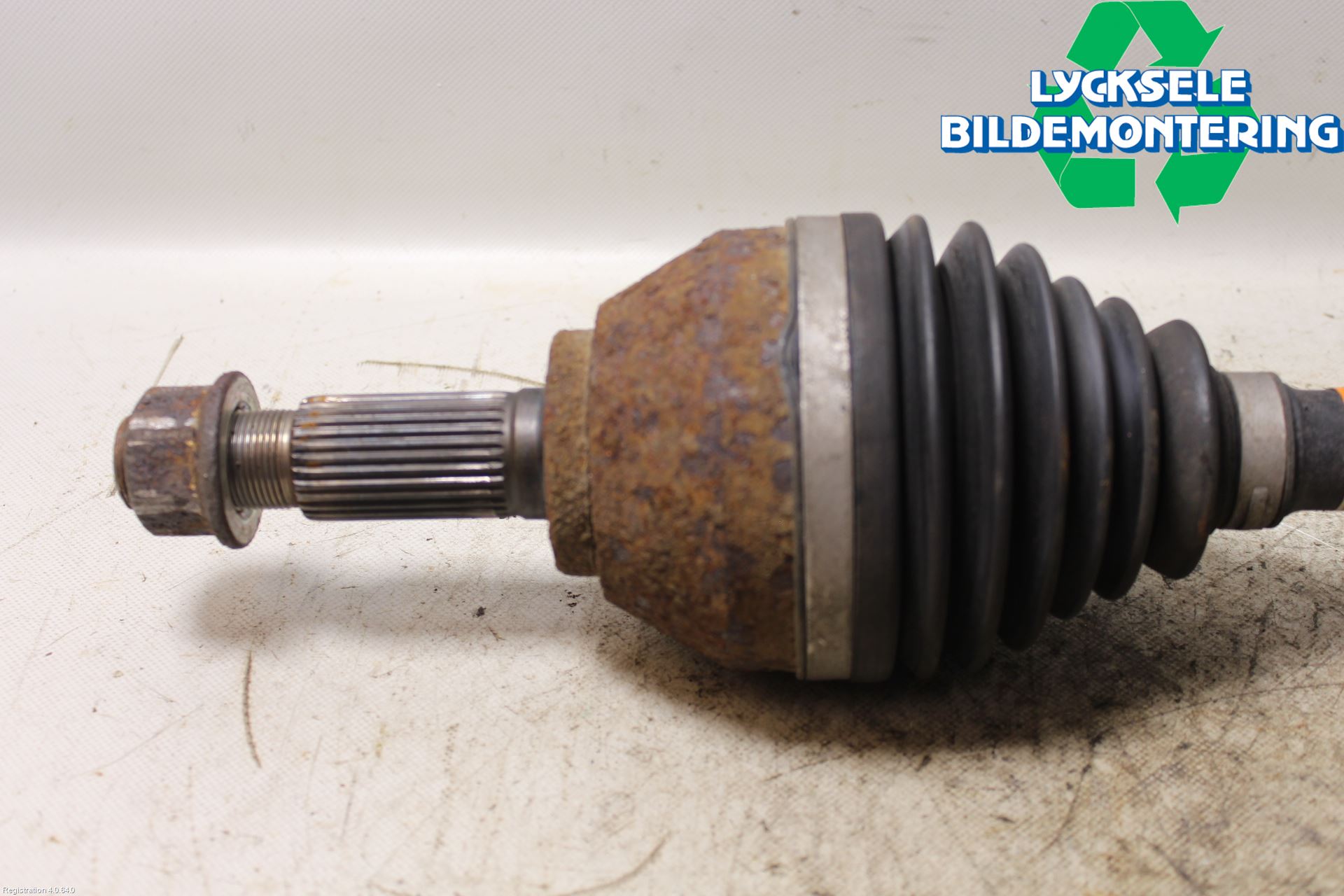 Nissan QASHQAI+2  10-14 Drivaxel Fram Vänster