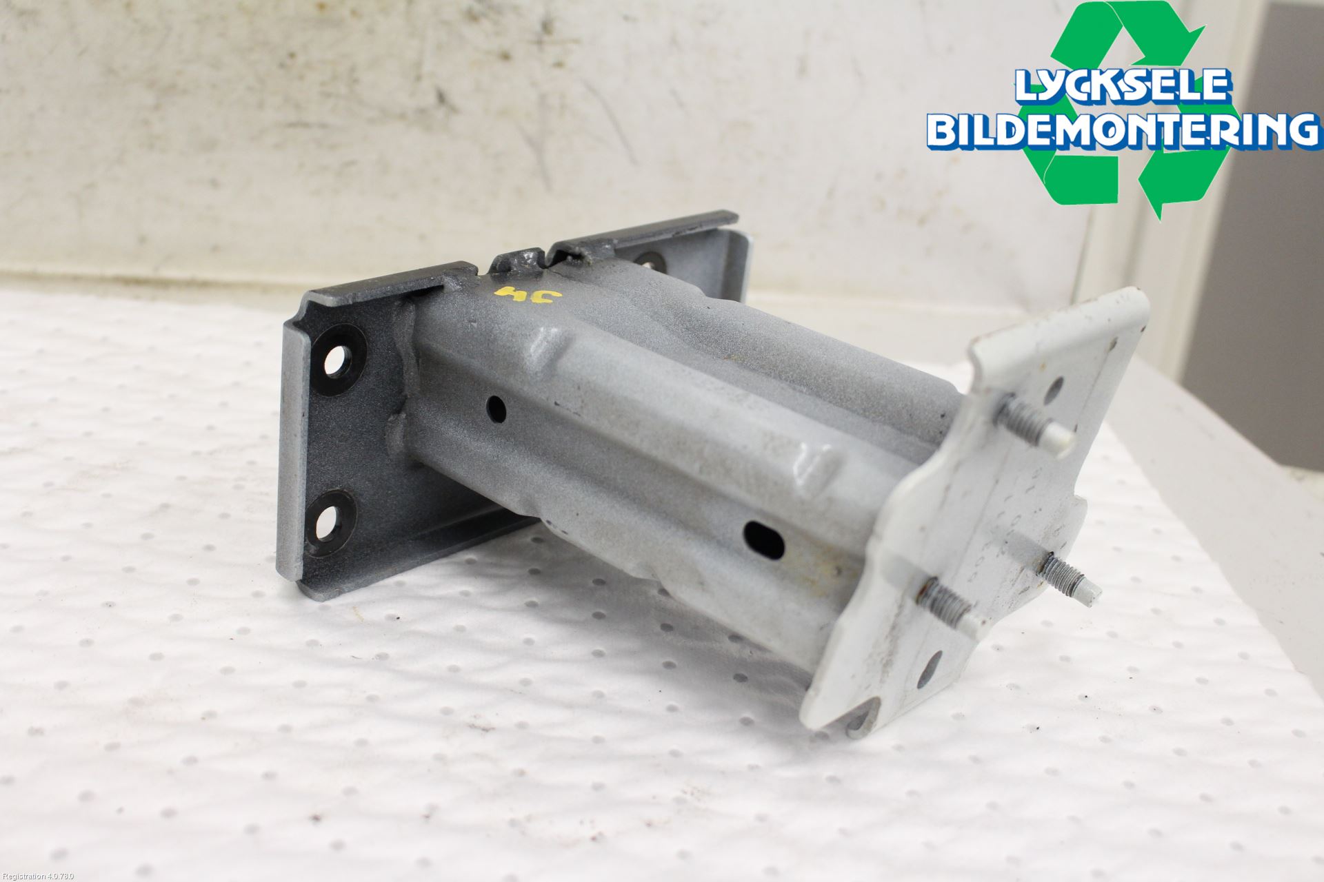 Nissan X-TRAIL 14-21 Stötfångarbärjärn Fram