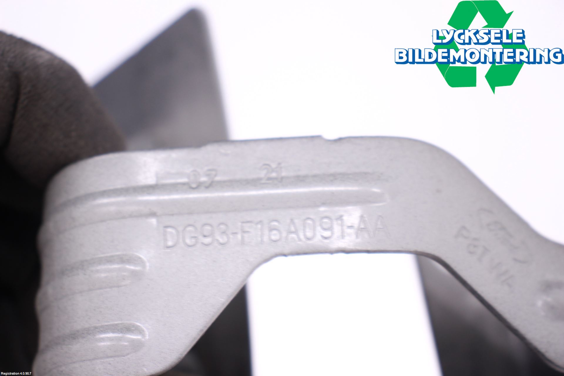 Ford MONDEO 15-22 Skärmfäste Fram Vä