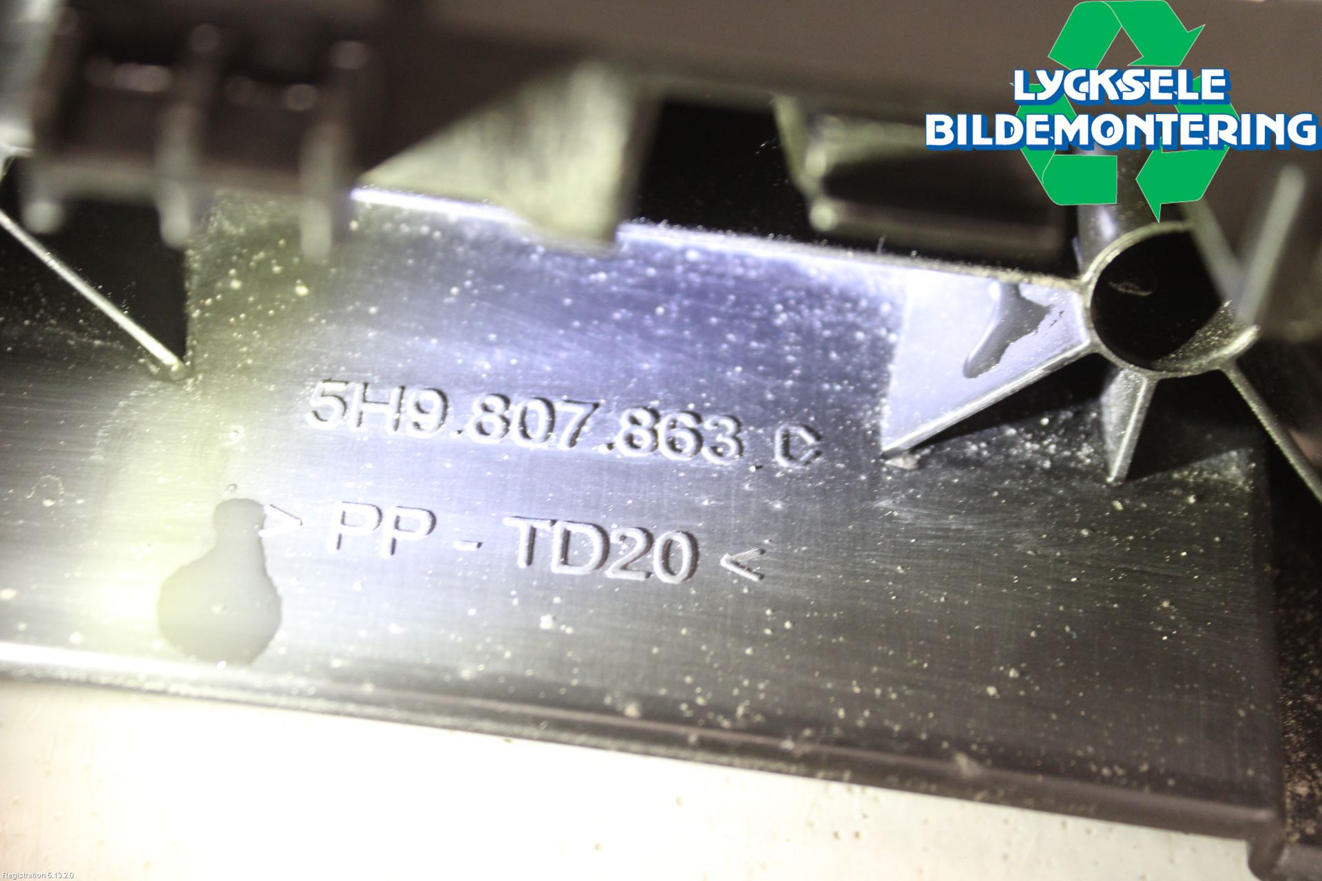 Volkswagen VW GOLF / E-GOLF VIII 20- Stötfångardel Bak Mitt