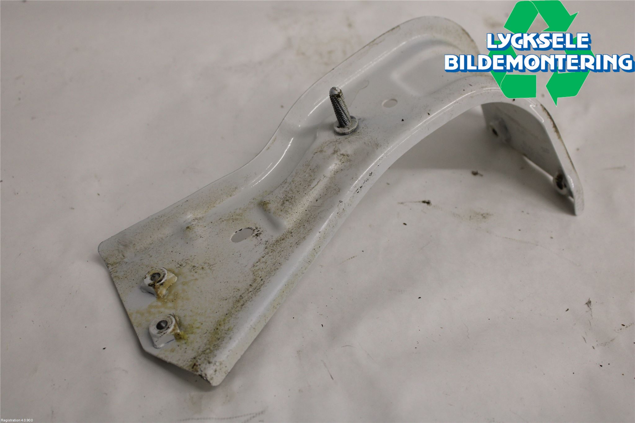 Volkswagen VW PASSAT 15-19 Skärmfäste Fram Vä