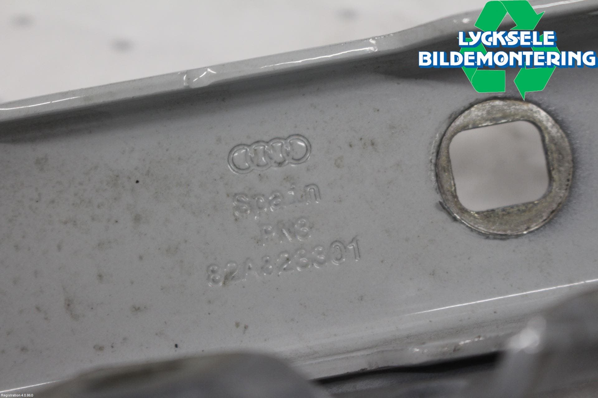 Audi A1 19- Huvgångjärn