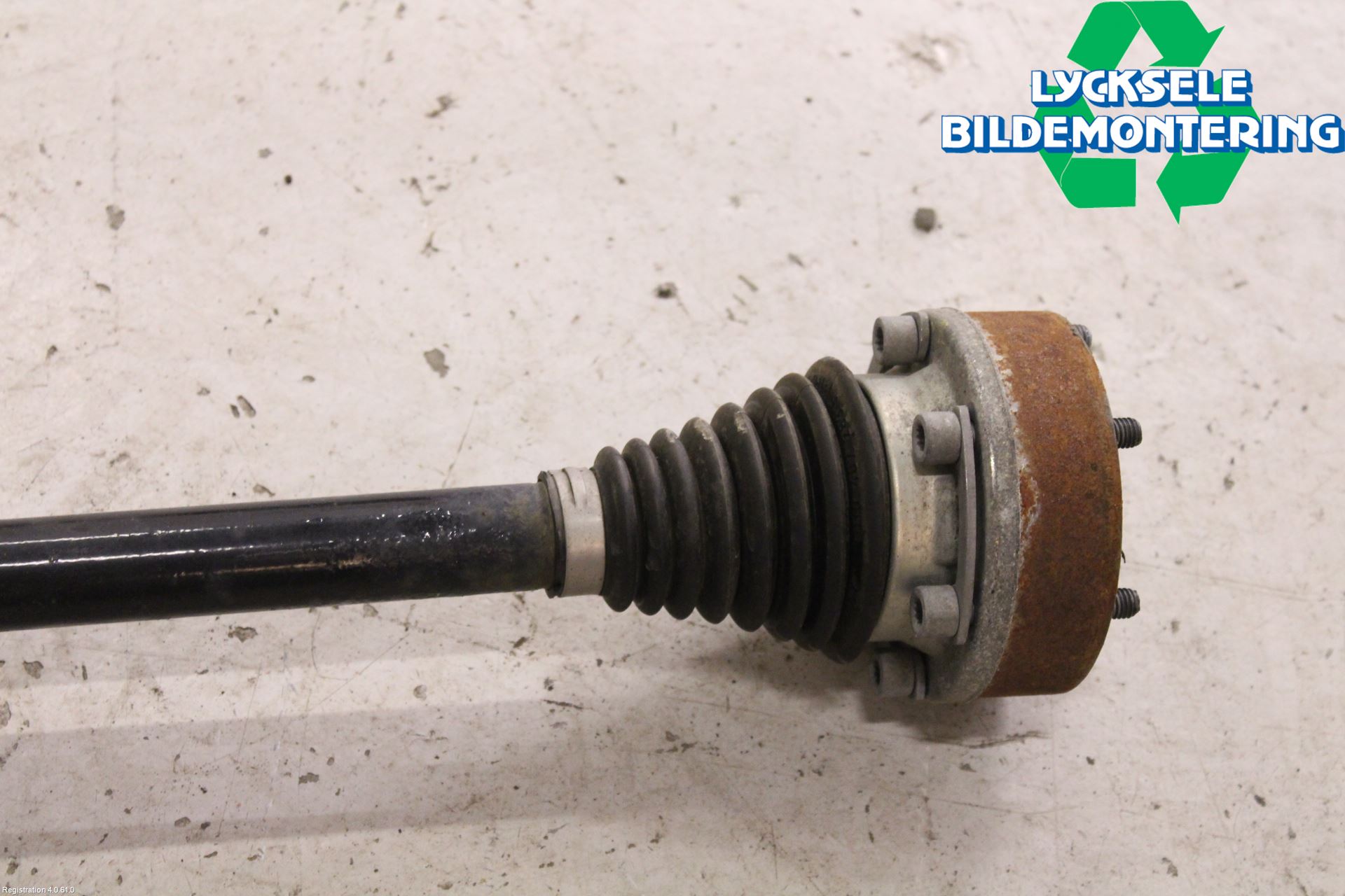 Volkswagen VW PASSAT 15-19 Drivaxel Bak Höger