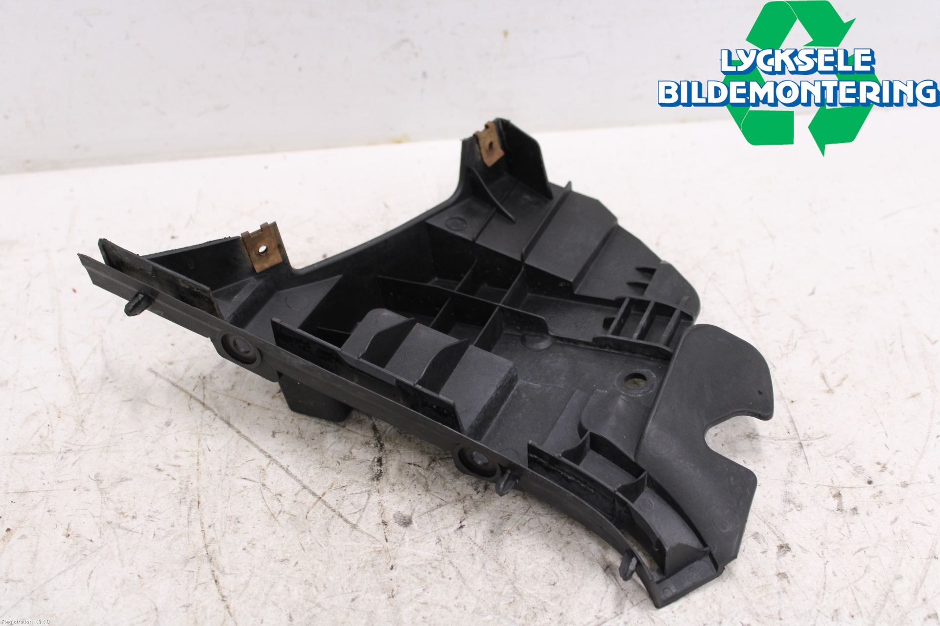 Volvo V70 08-13 Stötfångarfäste Fram Vä
