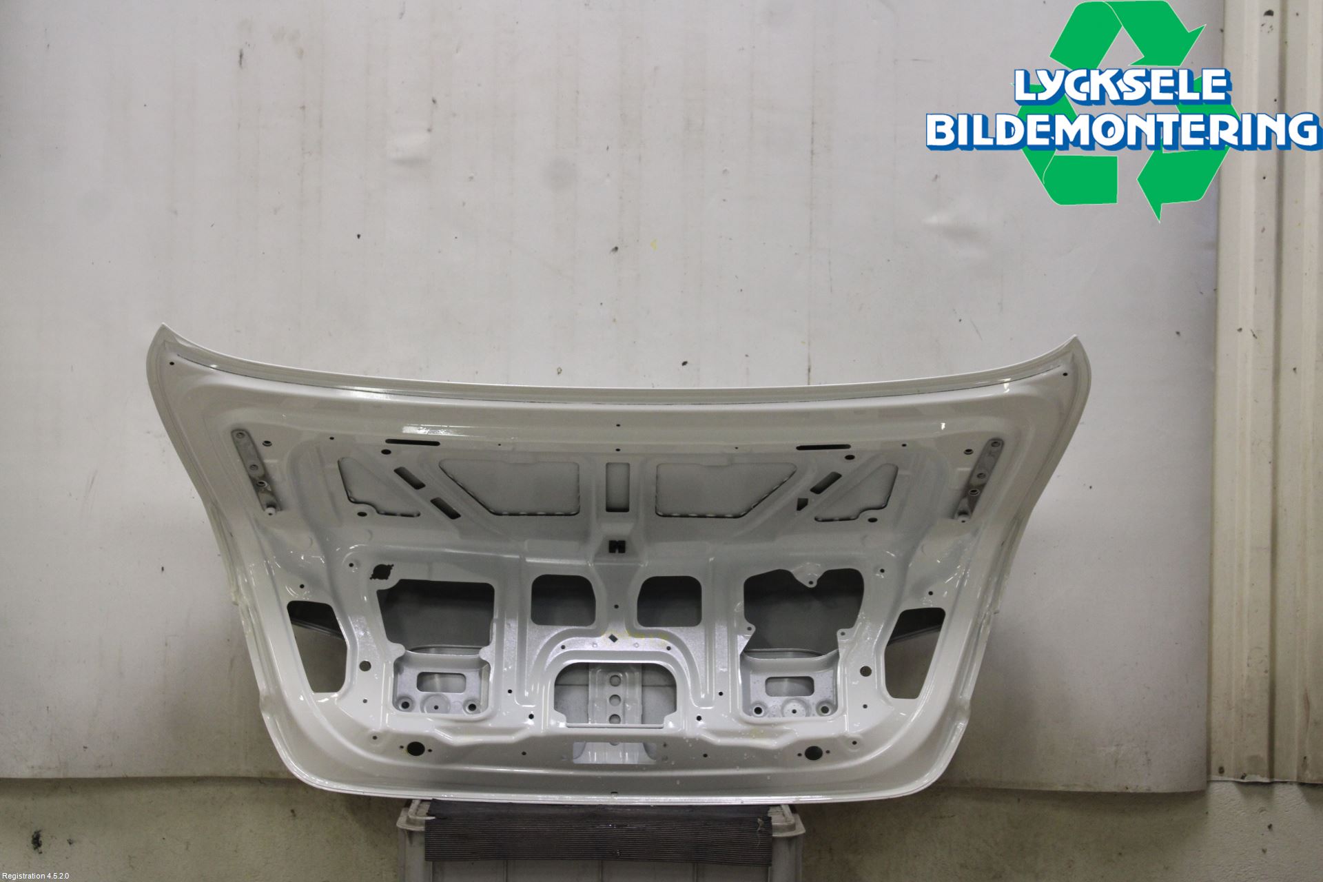 BMW 5 F10/F11/F18 09-17 Baklucka (Ej Med Ruta)