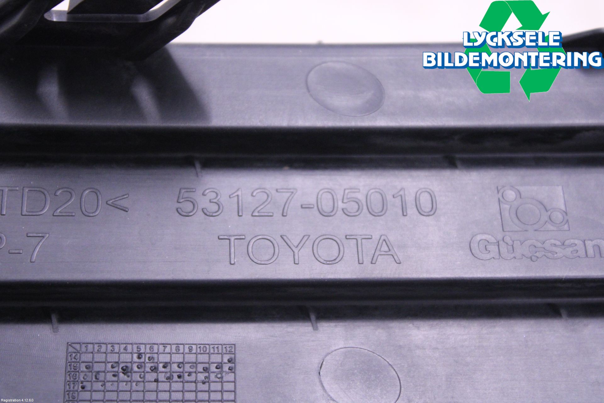 Toyota AVENSIS 16-18 Grilldel Höger