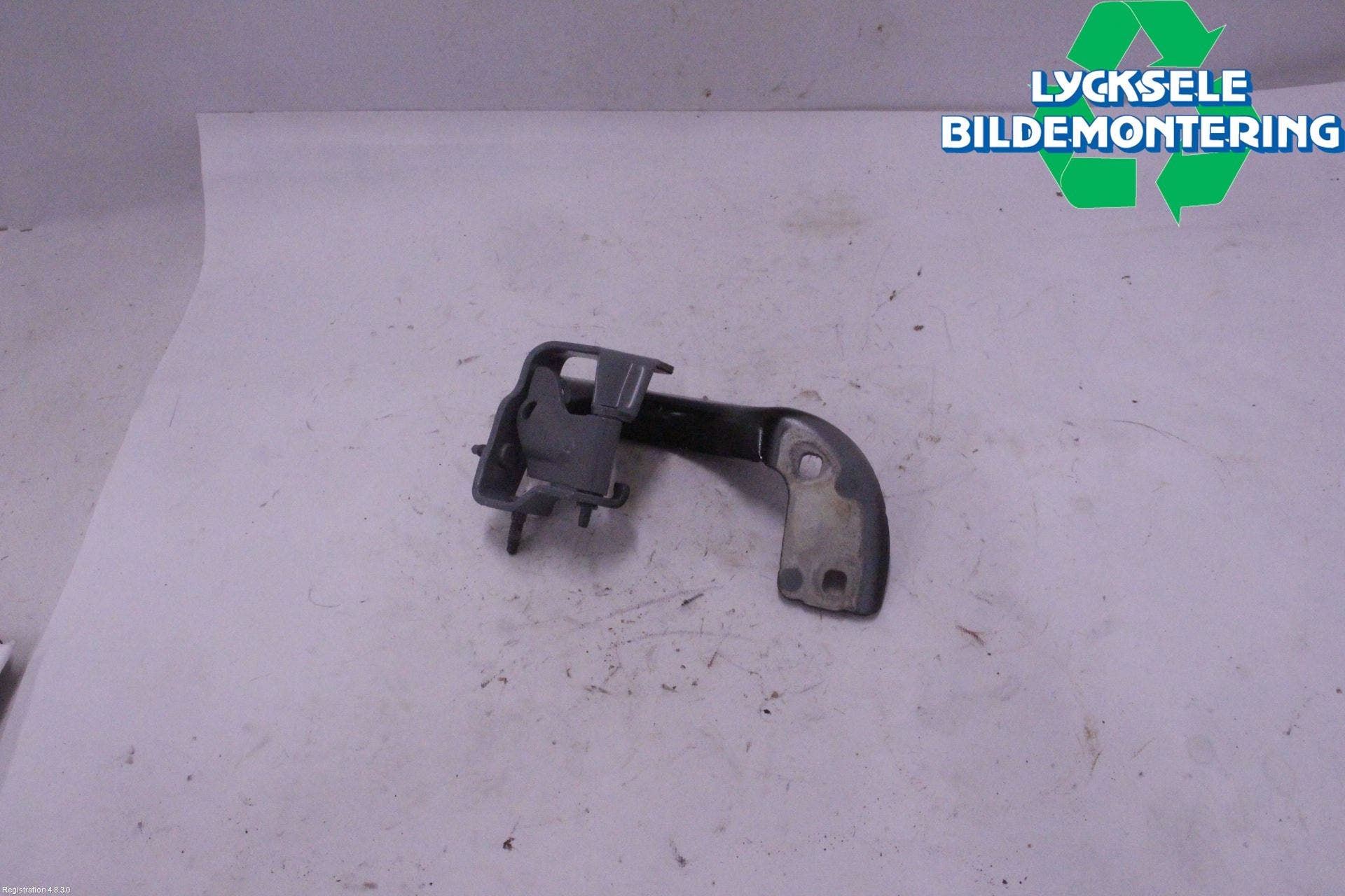 Audi A4/S4 B9 16-19 Bakluckegångjärn Hö