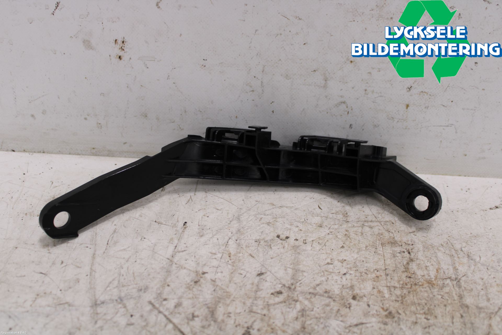 Toyota RAV4 19- Stötfångarfäste Bak Hö