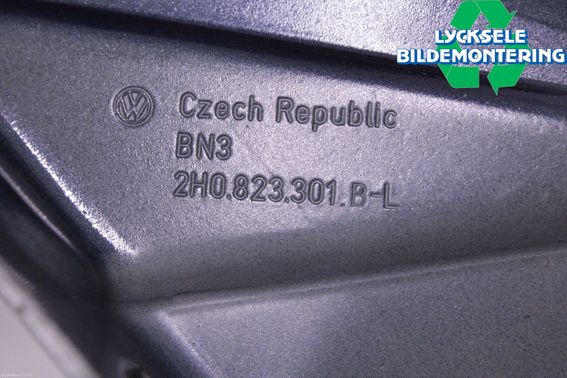 Volkswagen VW AMAROK 2H 10-22 Huvgångjärn