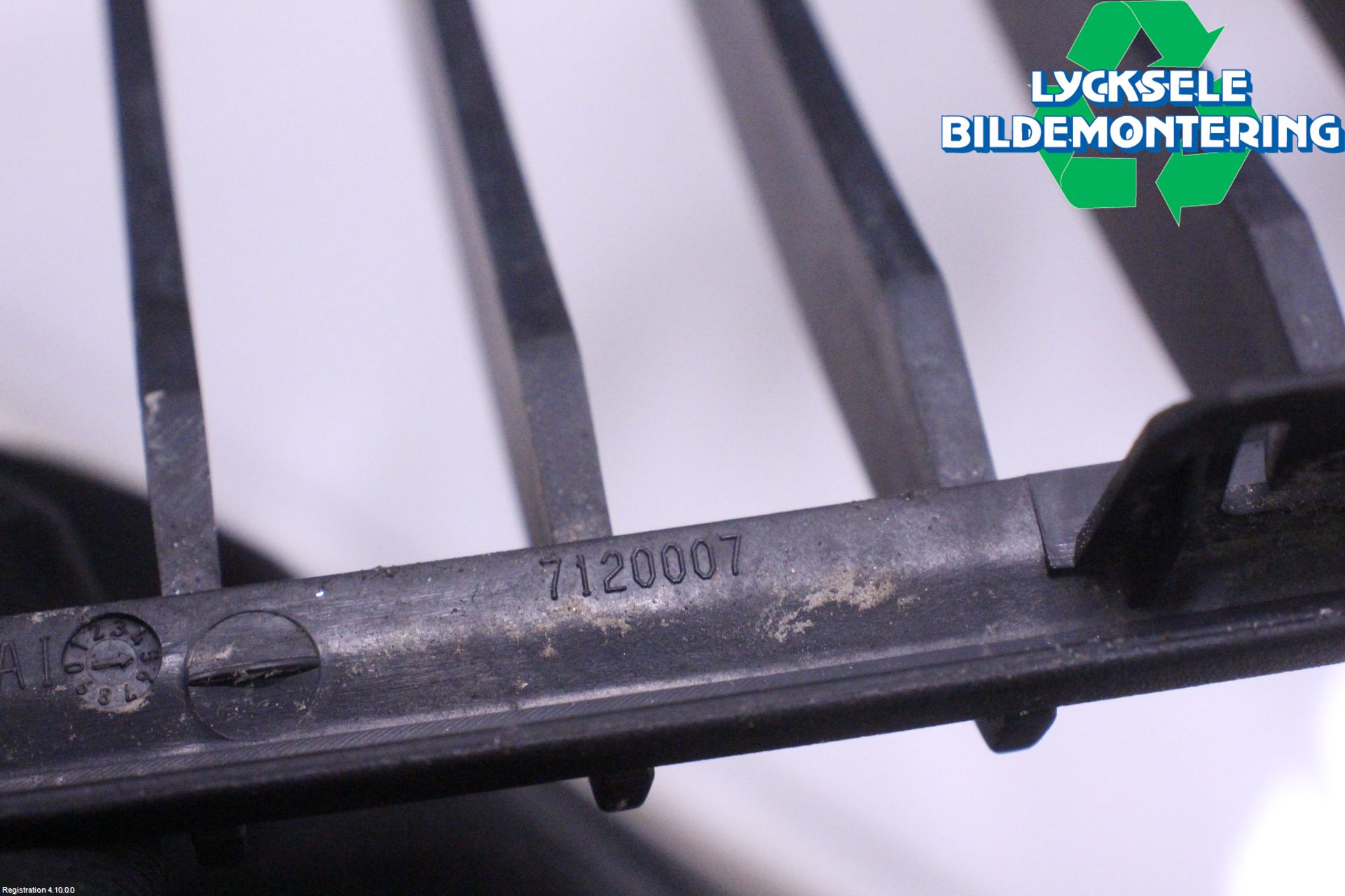 BMW 3 E90/91 SED/TOU 05-12 Grilldel Vänster