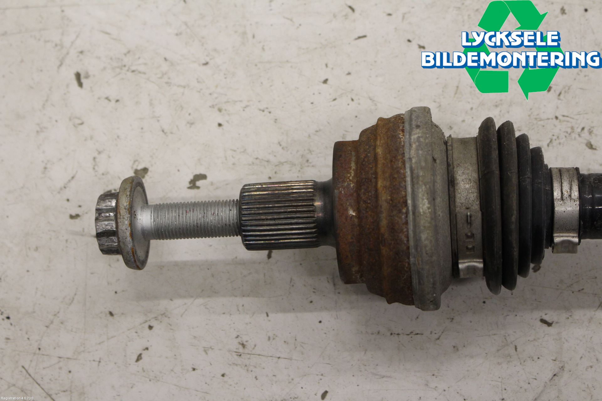 Volkswagen VW PASSAT 15-19 Drivaxel Bak Höger