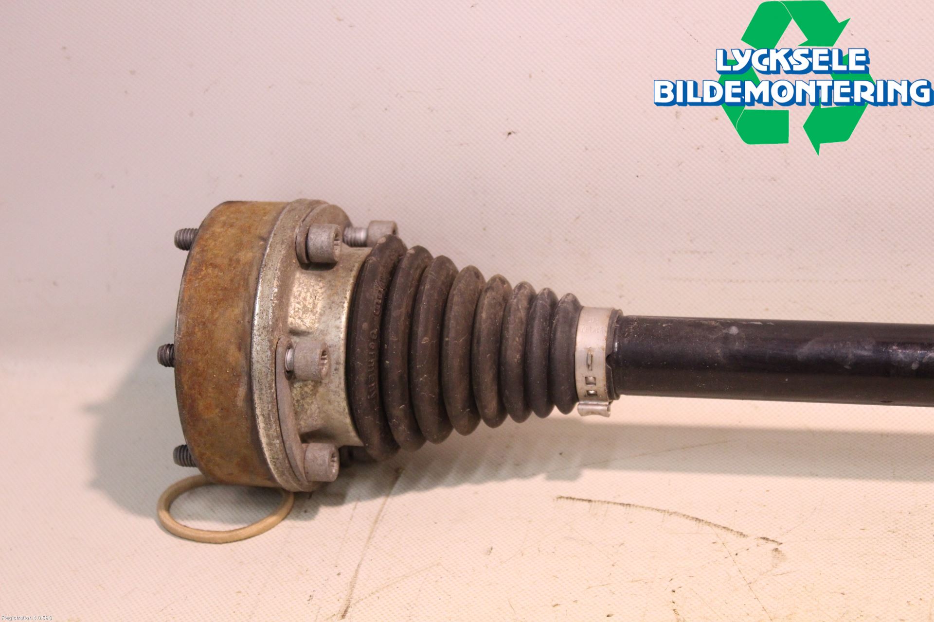 Volkswagen VW PASSAT 11-14 Drivaxel Bak Höger