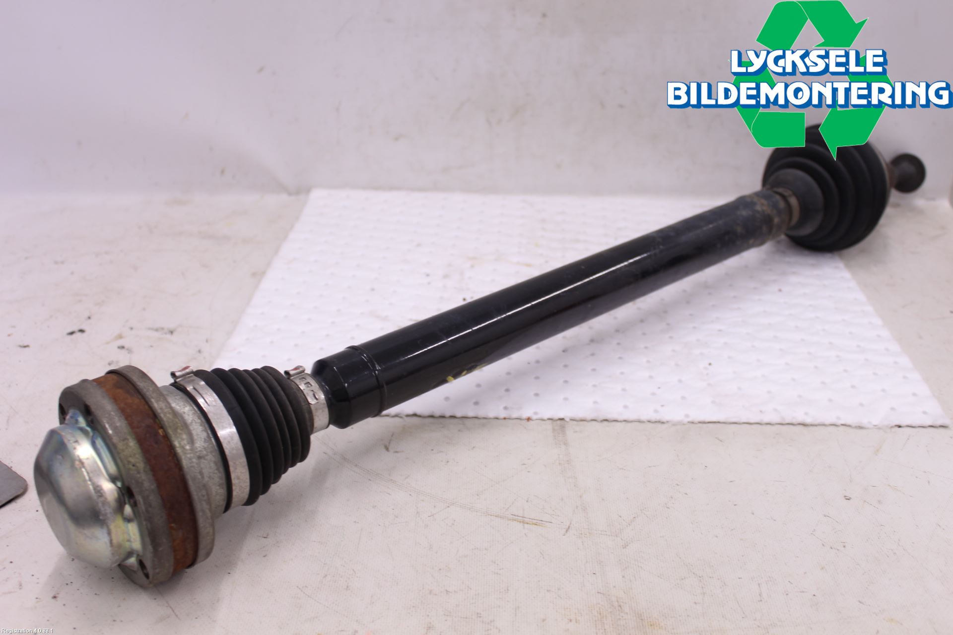 Volkswagen VW PASSAT 11-14 Drivaxel Fram Höger