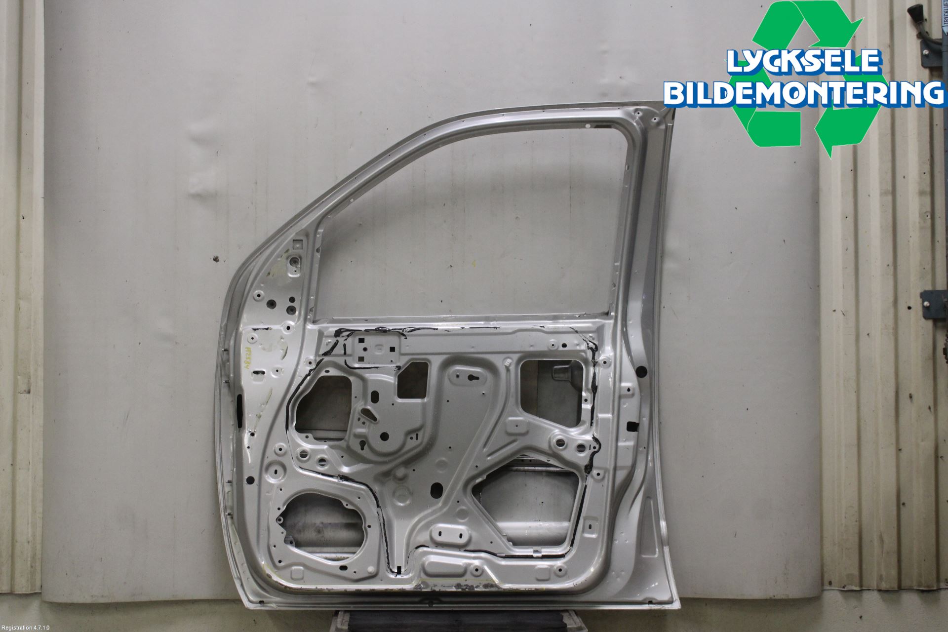 Nissan NAVARA 05-16 Dörr Fram Höger