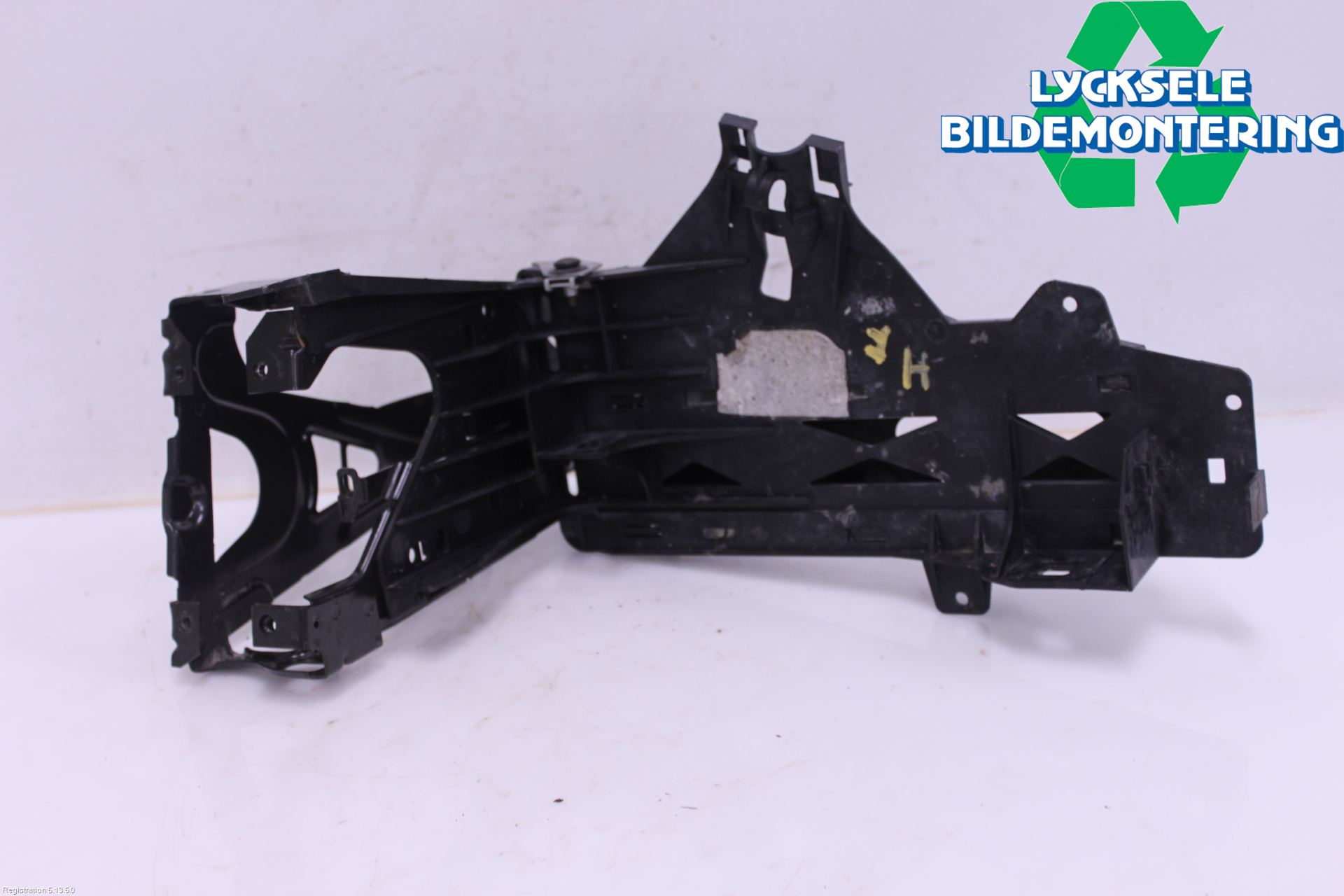 BMW 5 F10/F11/F18 09-17 Strålkastarsarg Höger