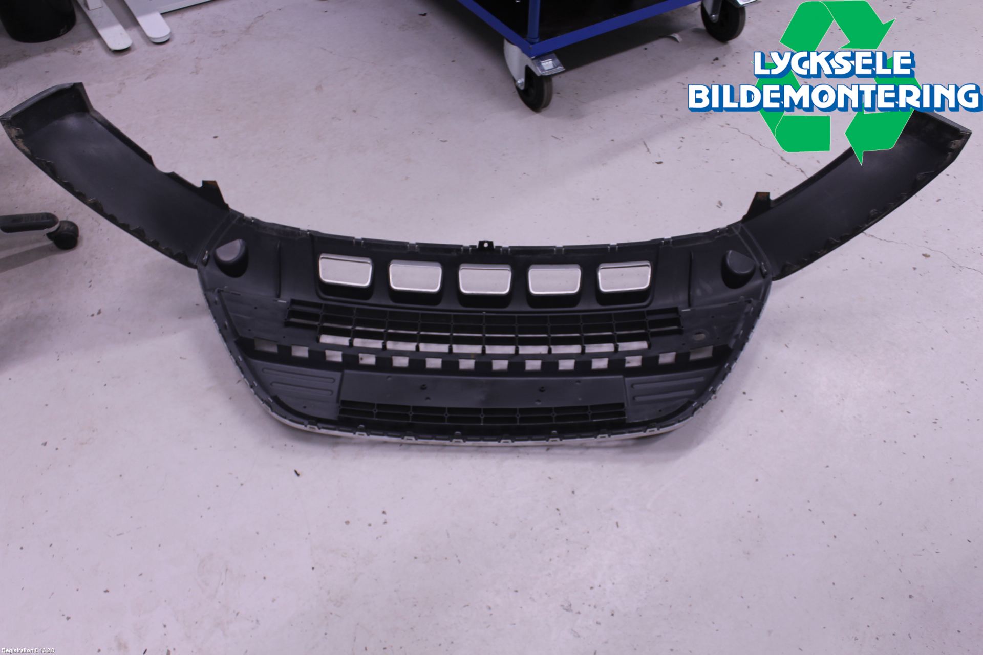 Ford KUGA 08-12 Grilldel Mitt