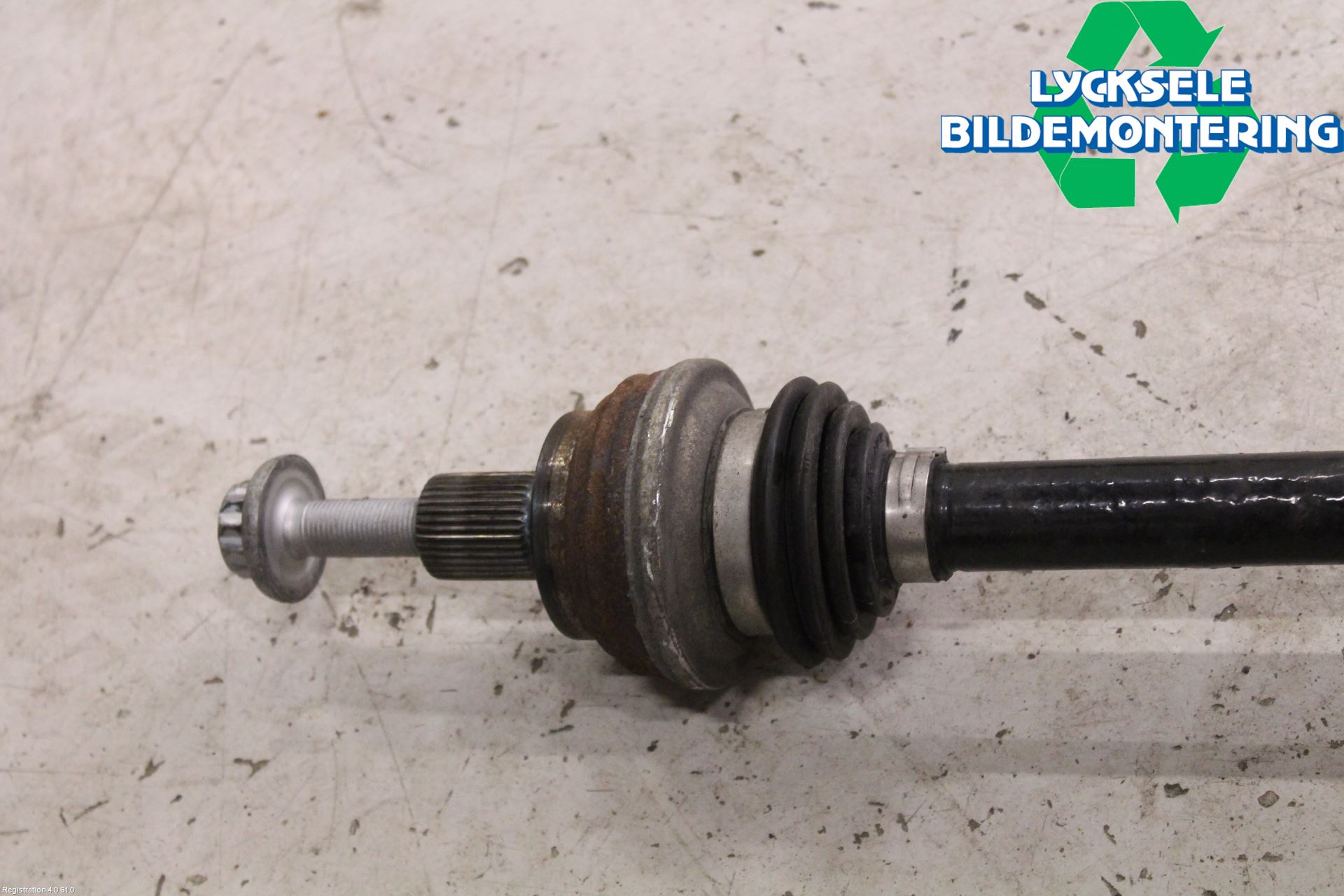 Volkswagen VW PASSAT 15-19 Drivaxel Bak Höger