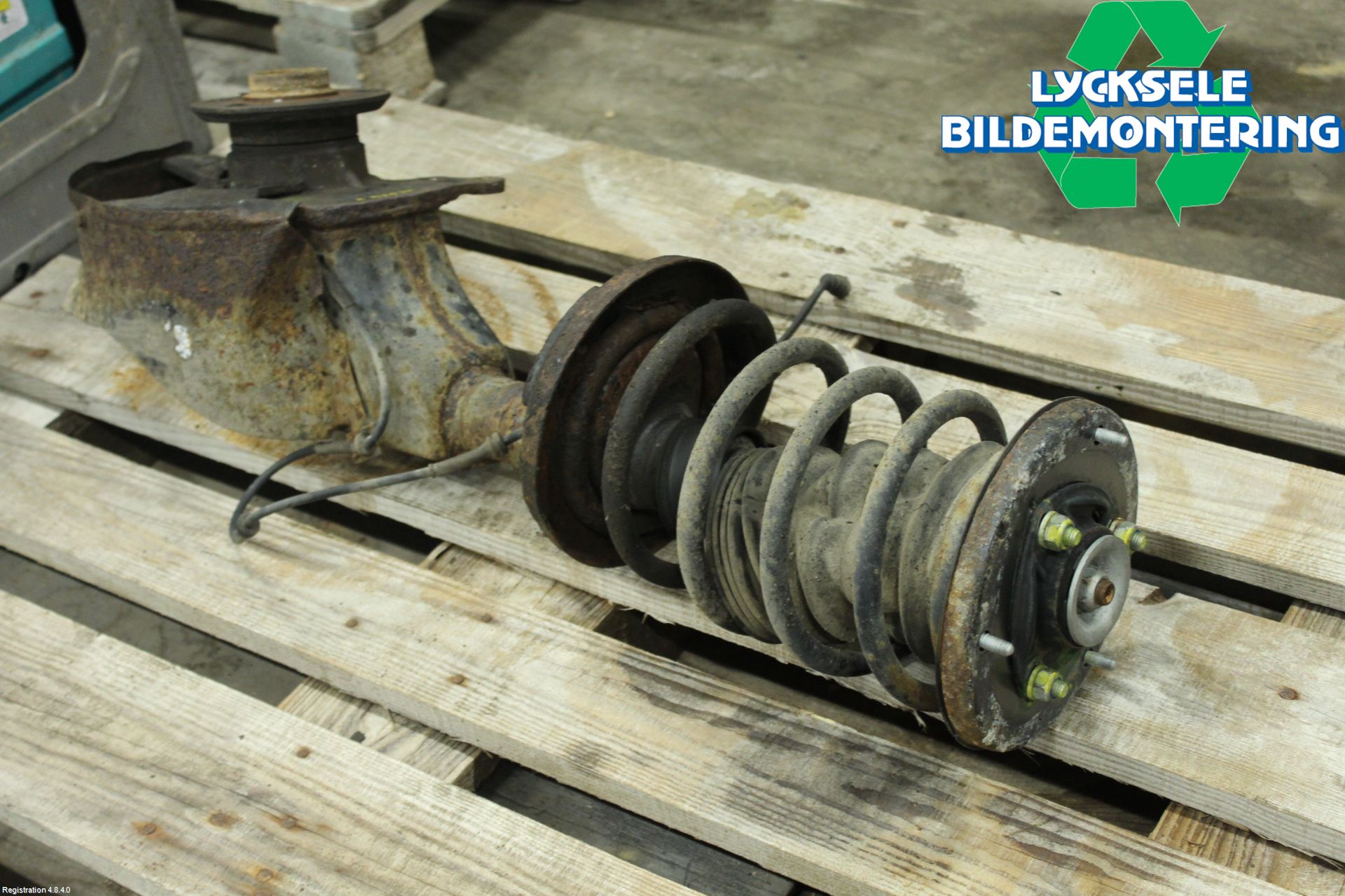 Audi V8       89- Fjäderben Fram Vänster