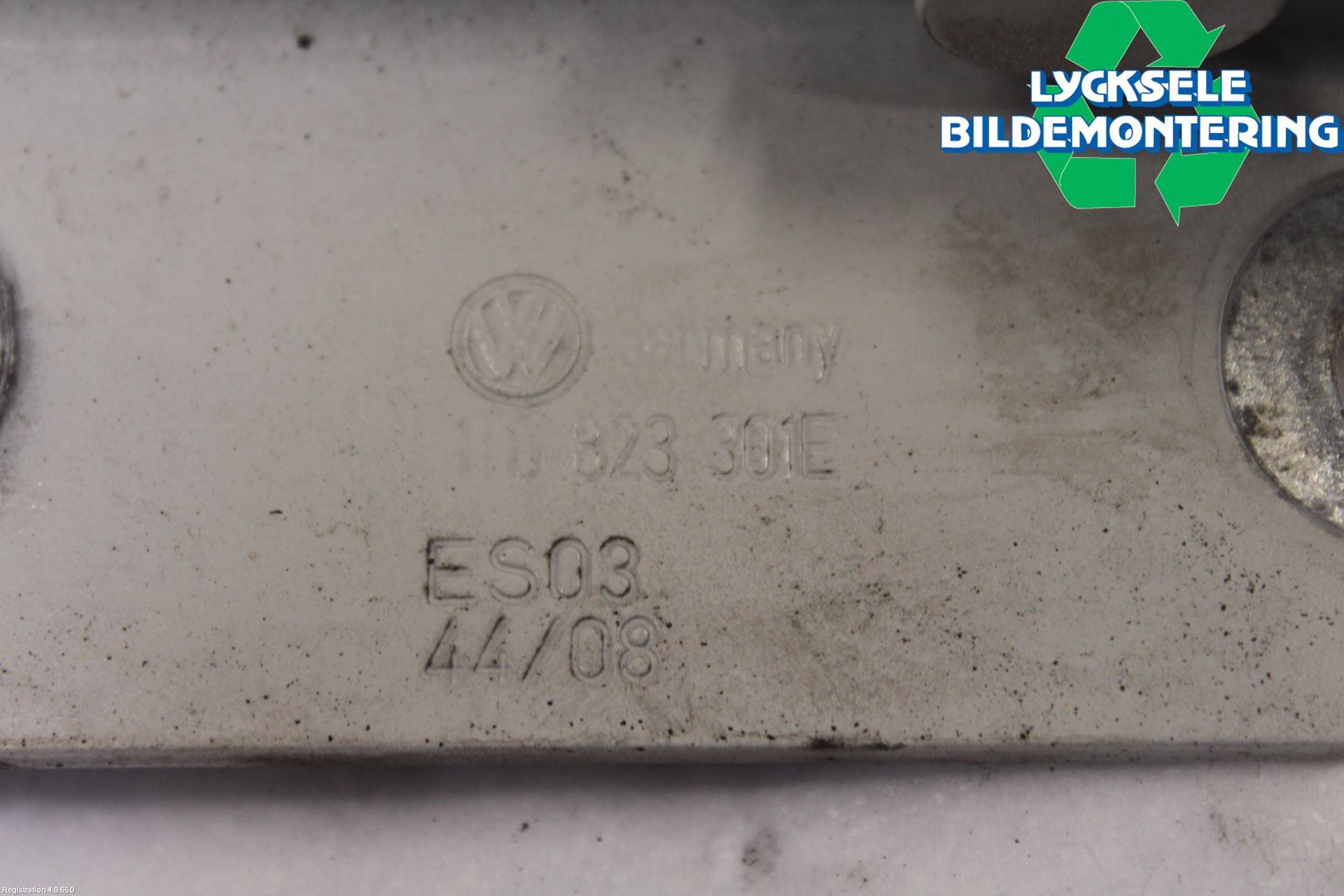 Volkswagen VW CADDY      04-10 Huvgångjärn