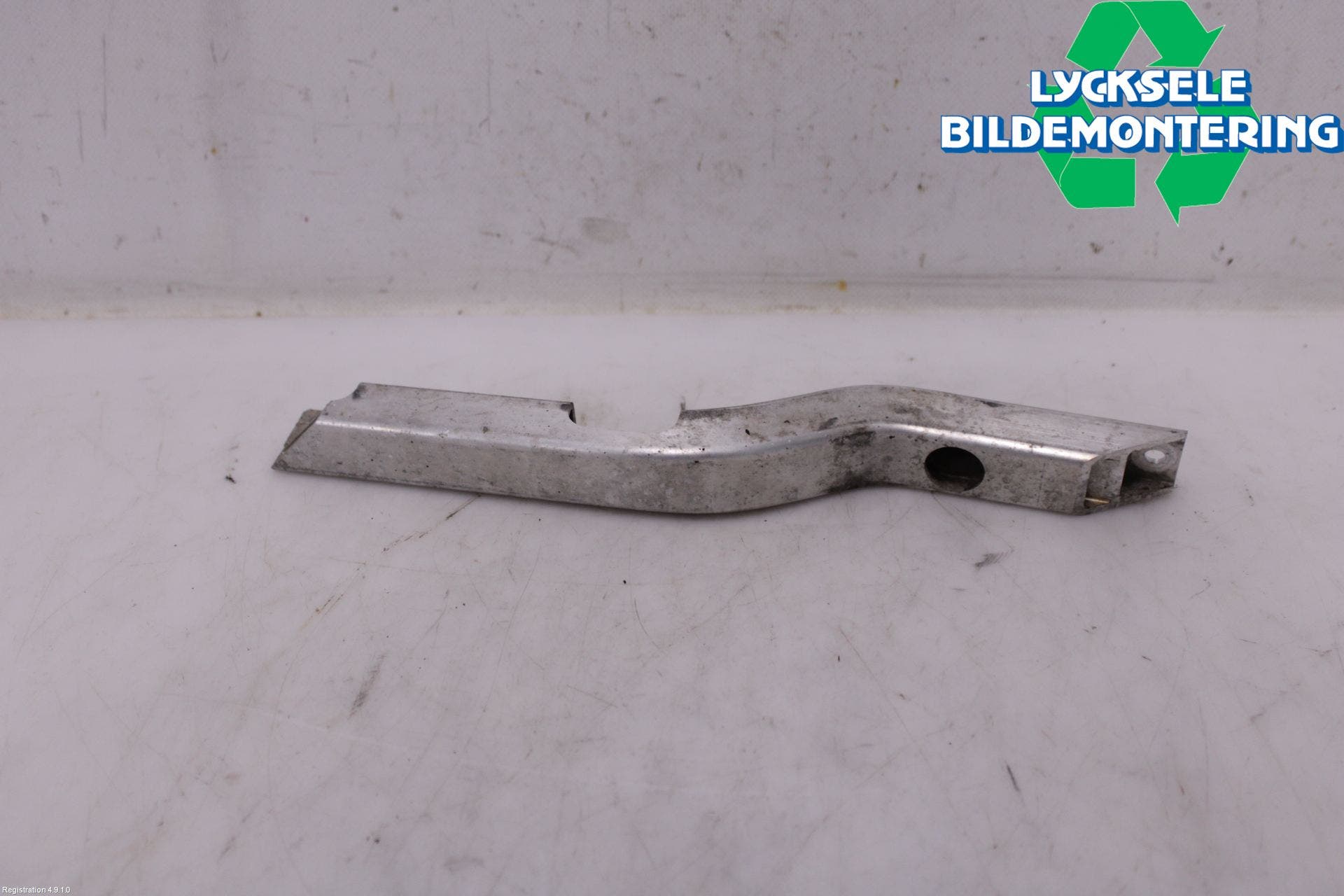 BMW 5 F10/F11/F18 09-17 Kylarfäste-Ram-Balk