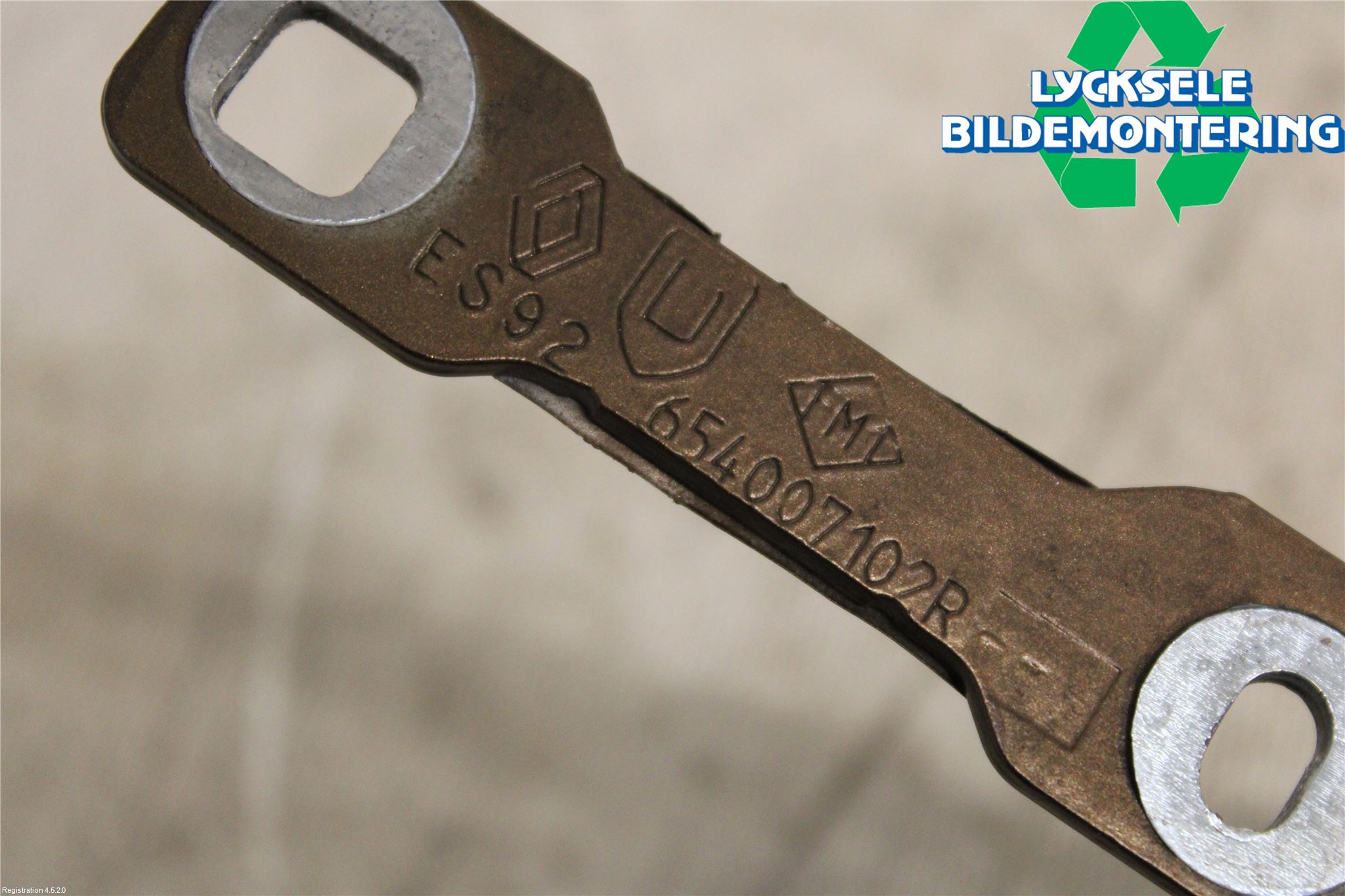 Dacia DUSTER 10-17 Huvgångjärn