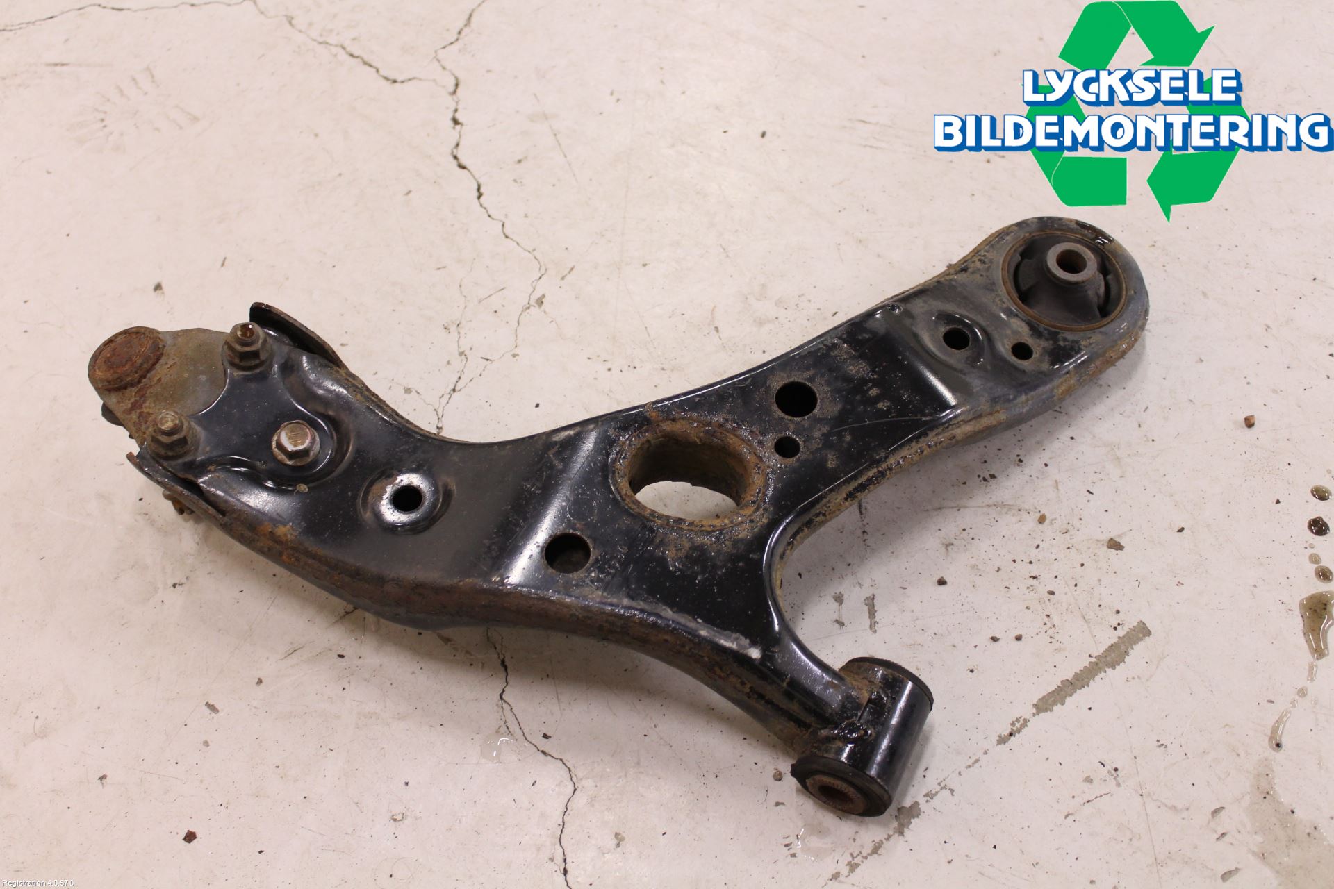 Toyota AVENSIS 09-15 Bärarm Fram Undre Vä