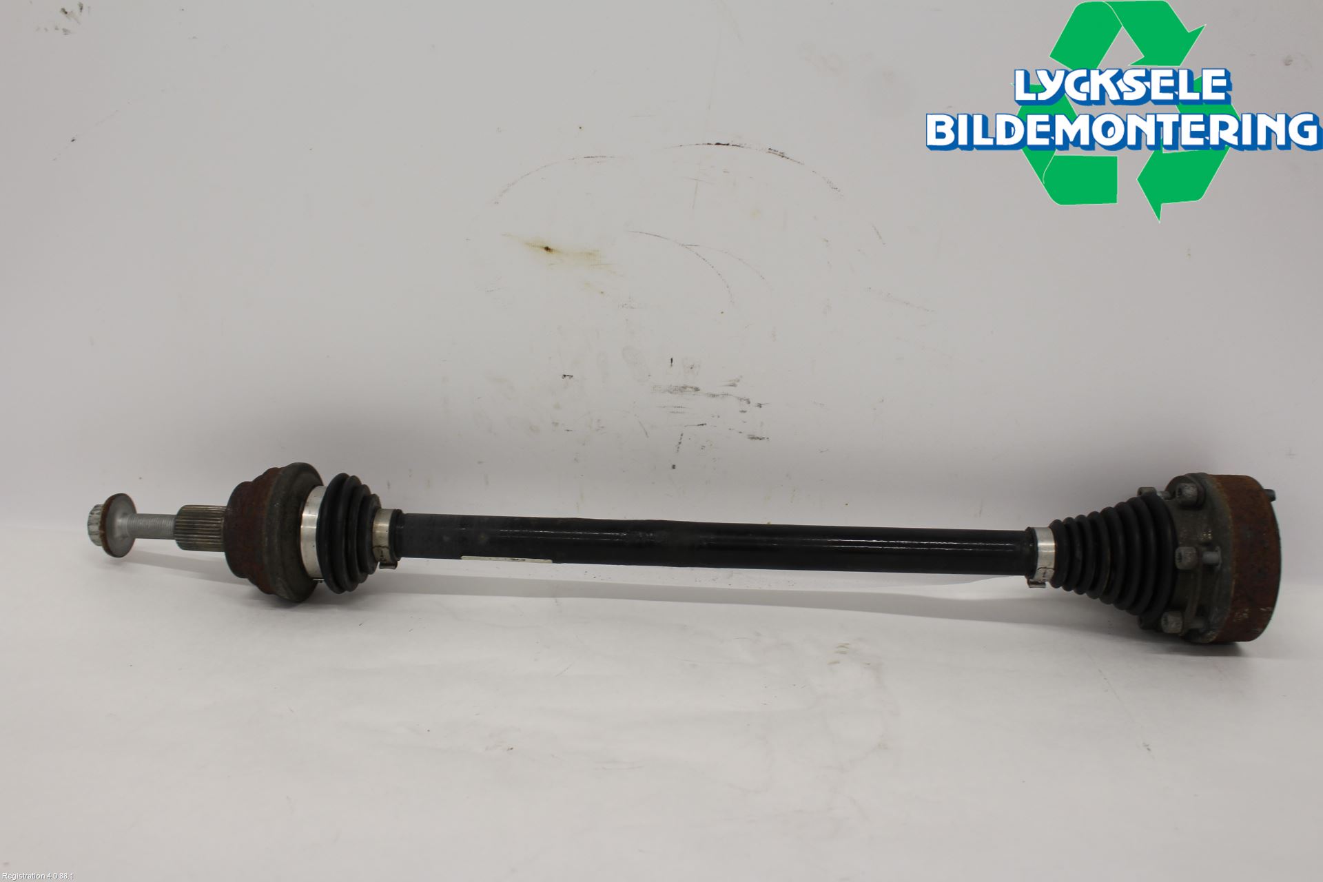 Volkswagen VW PASSAT 15-19 Drivaxel Bak Höger