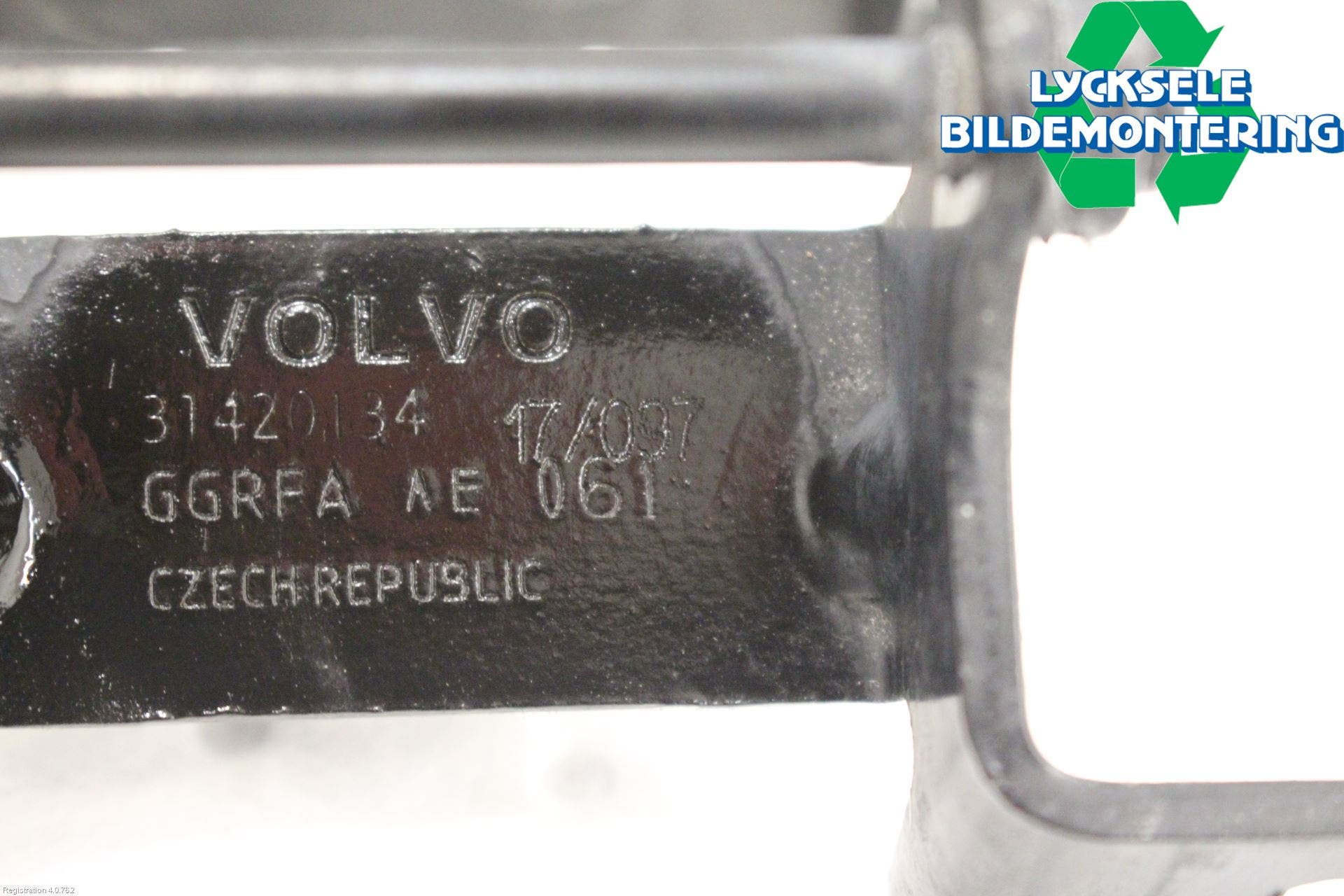 Volvo V90 17->> Bakluckegångjärn Vä