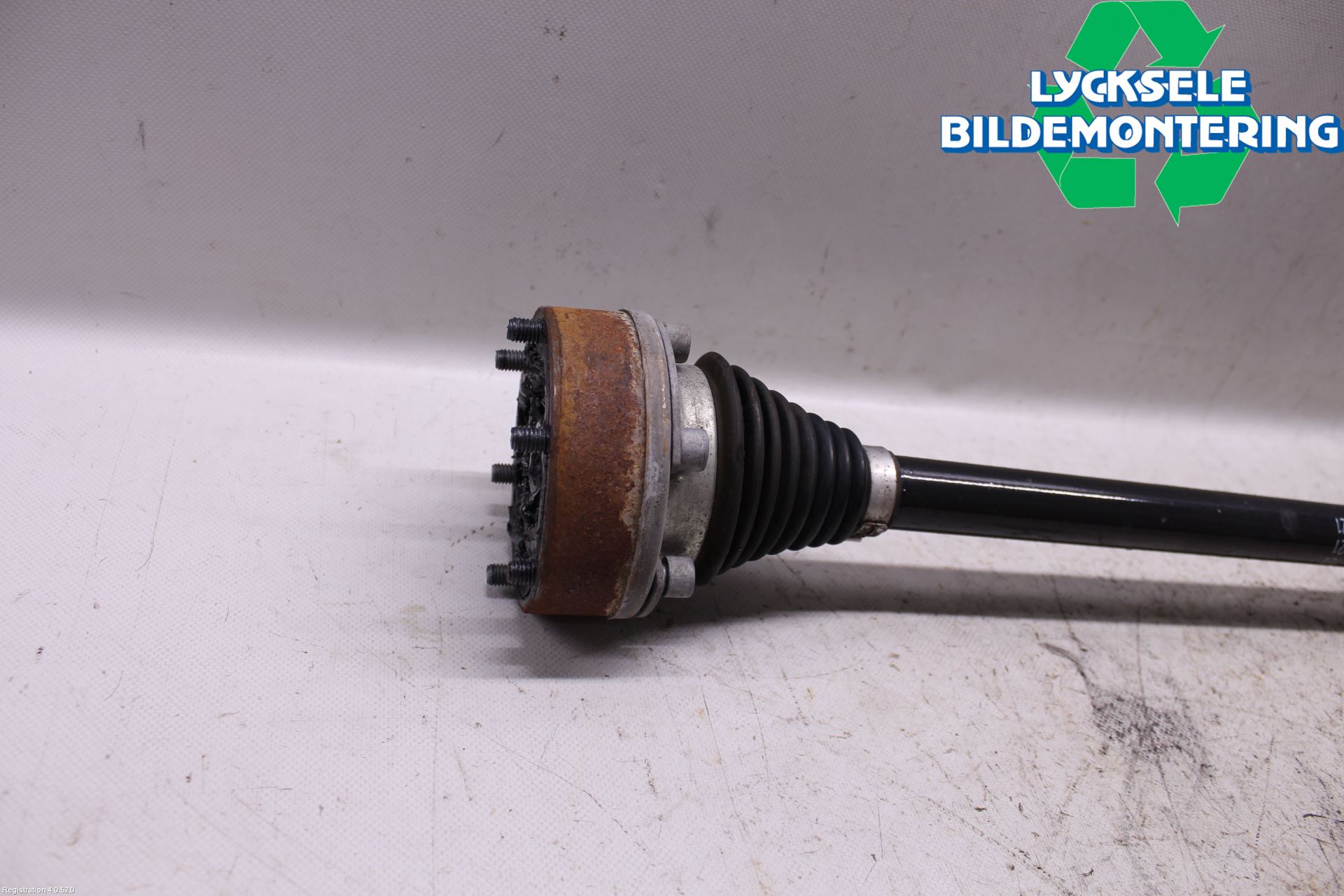 Volkswagen VW PASSAT 15-19 Drivaxel Bak Höger