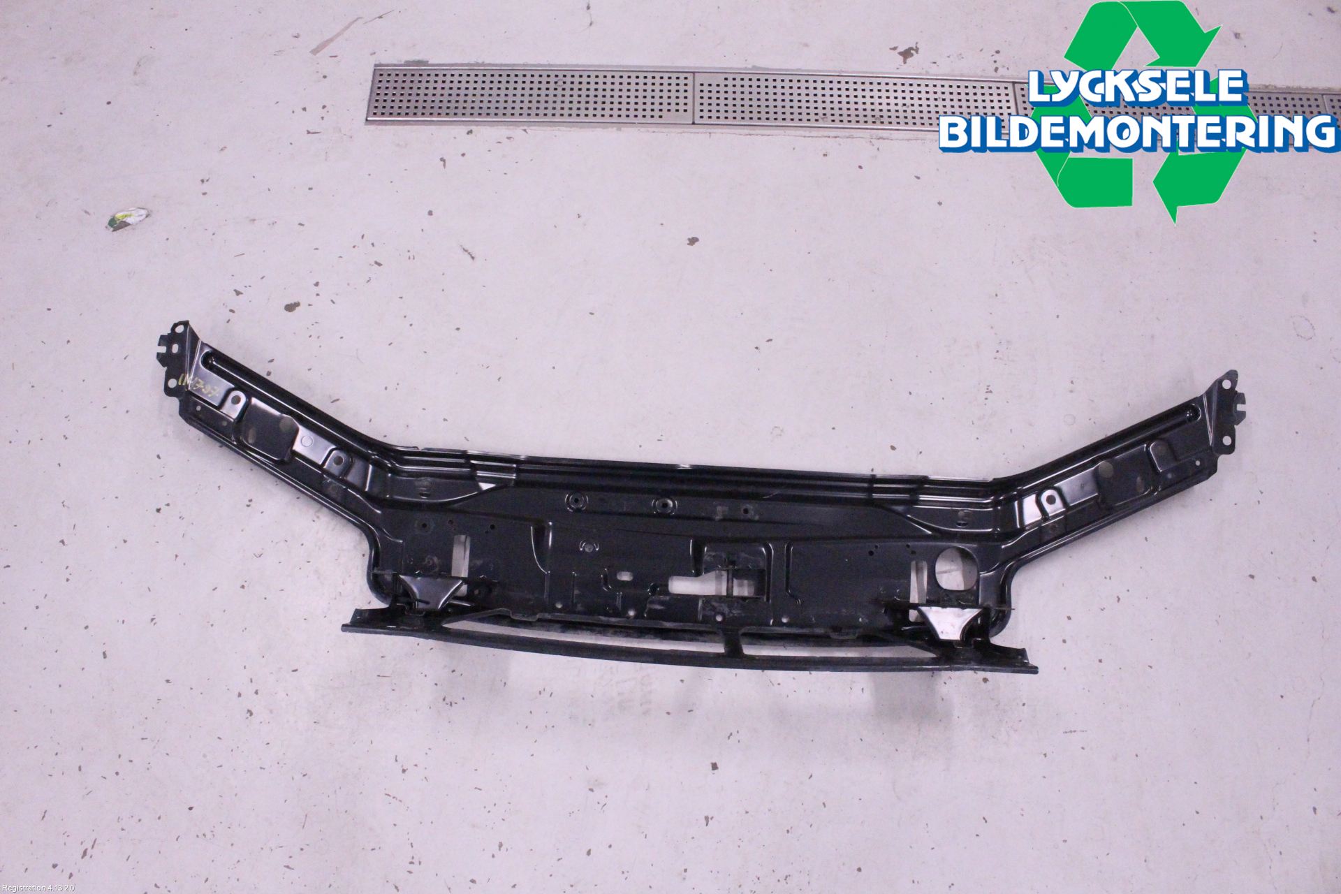 Volvo V70 05-08 Front Huvlåsplåt-Balk