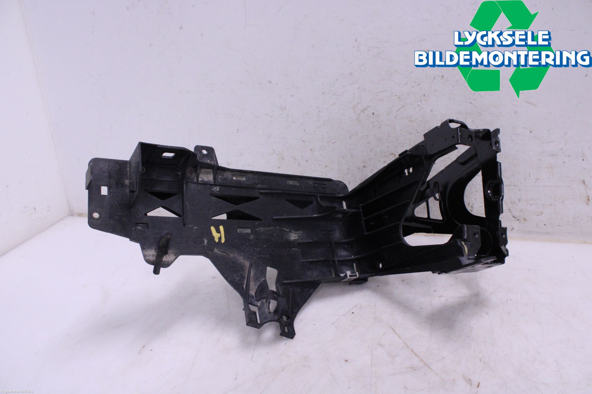 BMW 5 F10/F11/F18 09-17 Strålkast Fästsarg