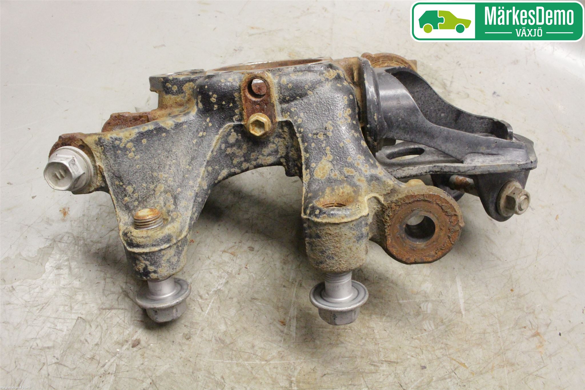 Toyota RAV4 13-18 Hjullagerhus-Spindel Vä B