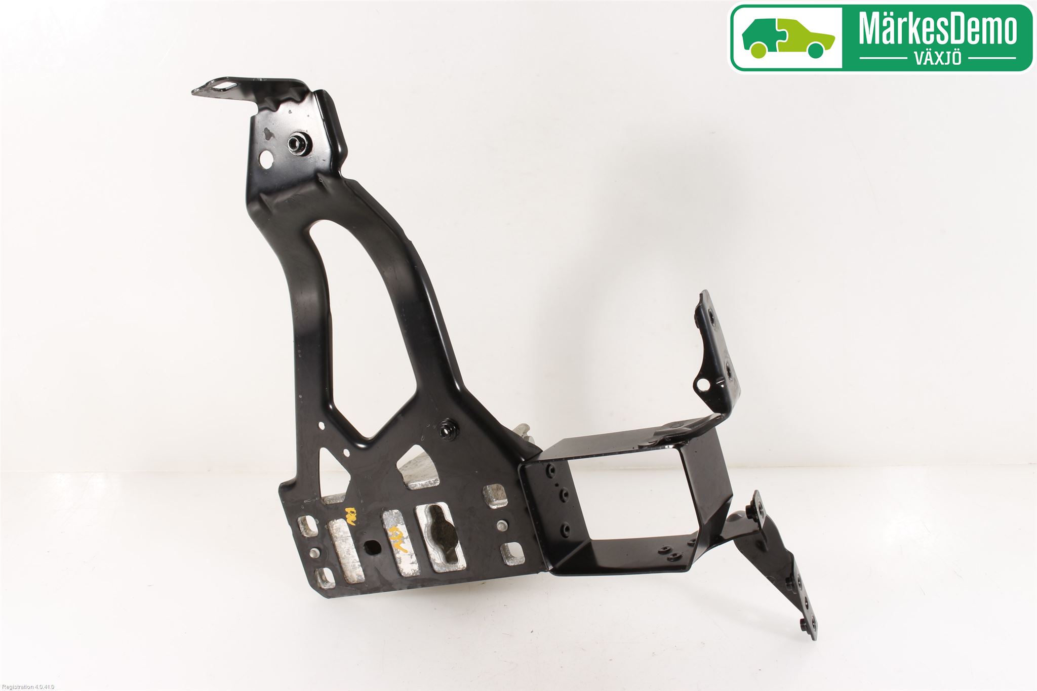 BMW 5 E60/61 Sed/Tou 02-10 Stötfångarbärjärn Fram