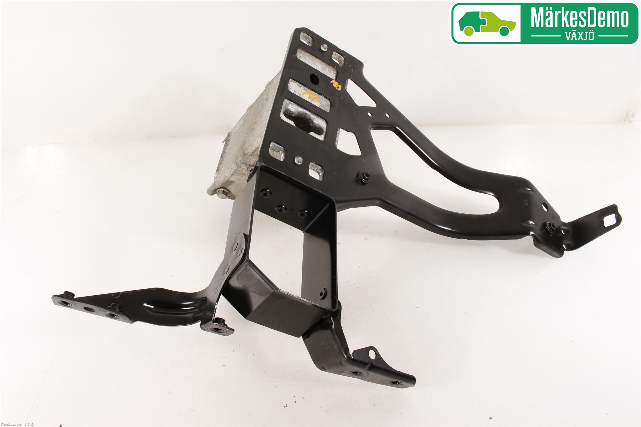 BMW 5 E60/61 Sed/Tou 02-10 Stötfångarbärjärn Fram