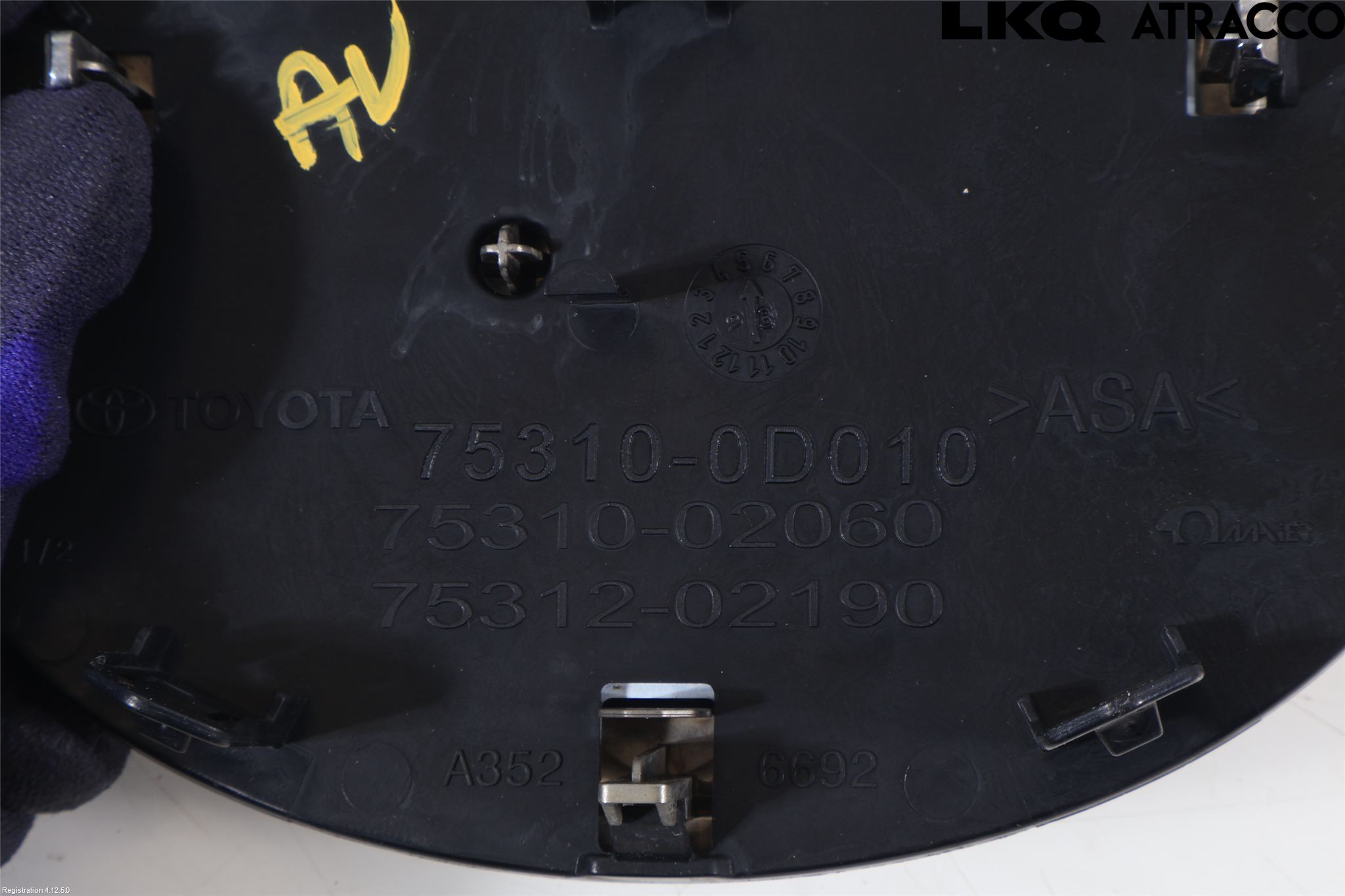 Toyota YARIS CROSS XP21 21- Emblem