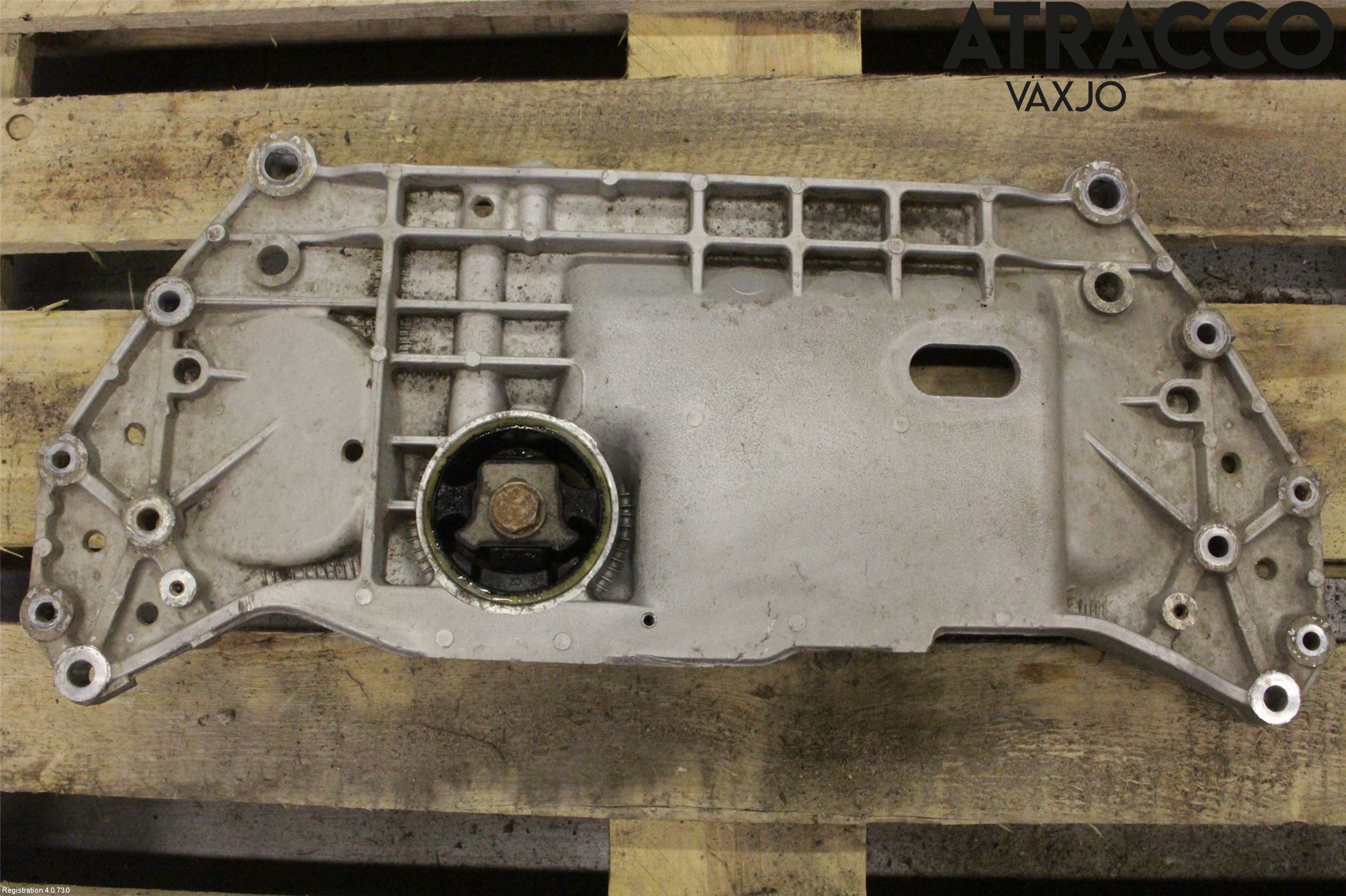 Volkswagen VW CADDY      04-10 Framvagnsbalk