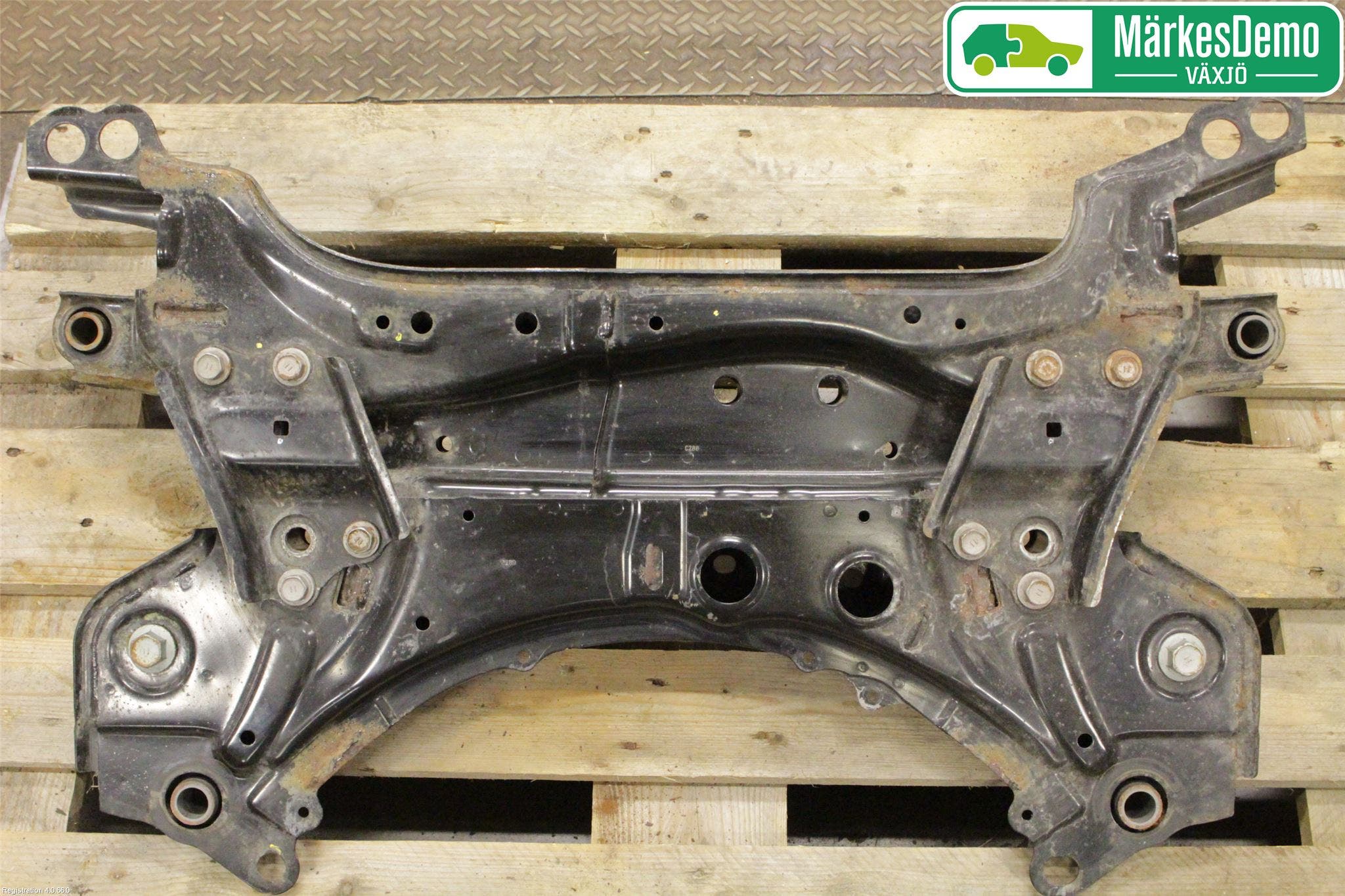 Toyota AVENSIS 09-15 Framvagnsbalk