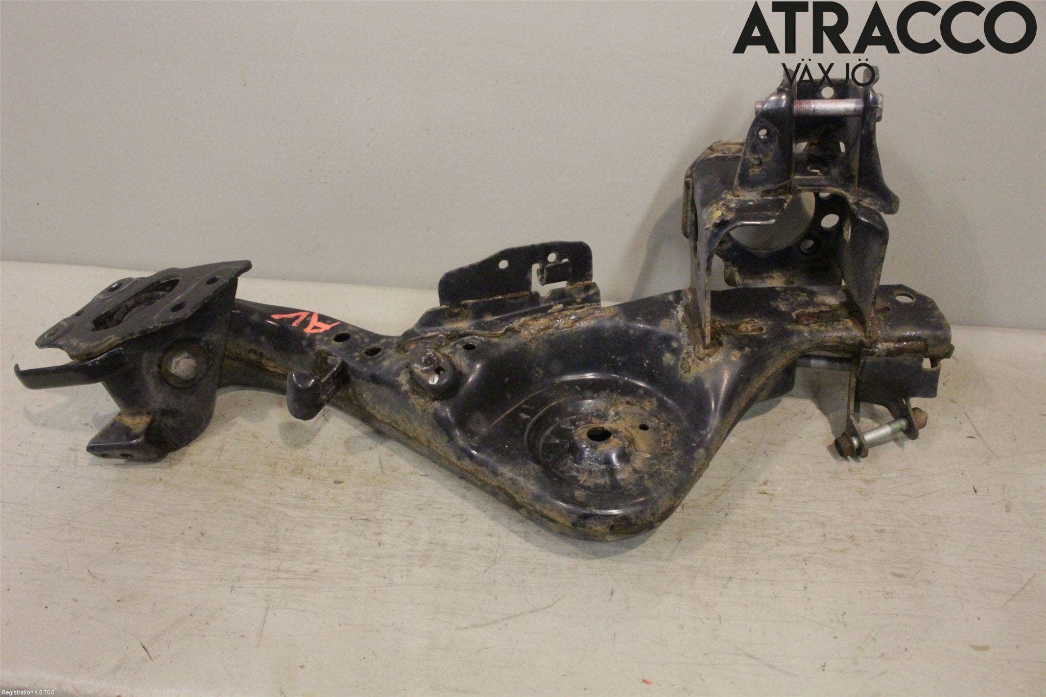 Nissan X-TRAIL 14-21 Bärarm Bak Höger