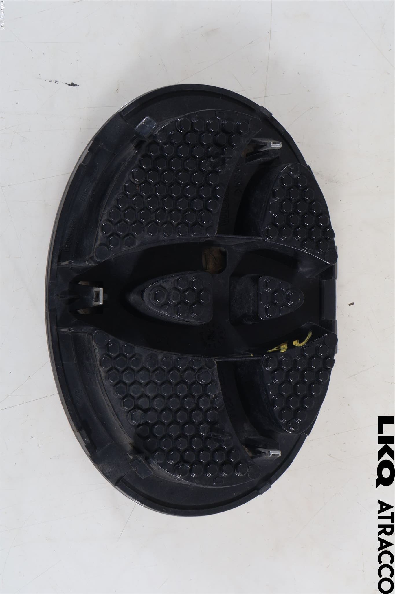 Toyota YARIS XP130 12-14 Emblem