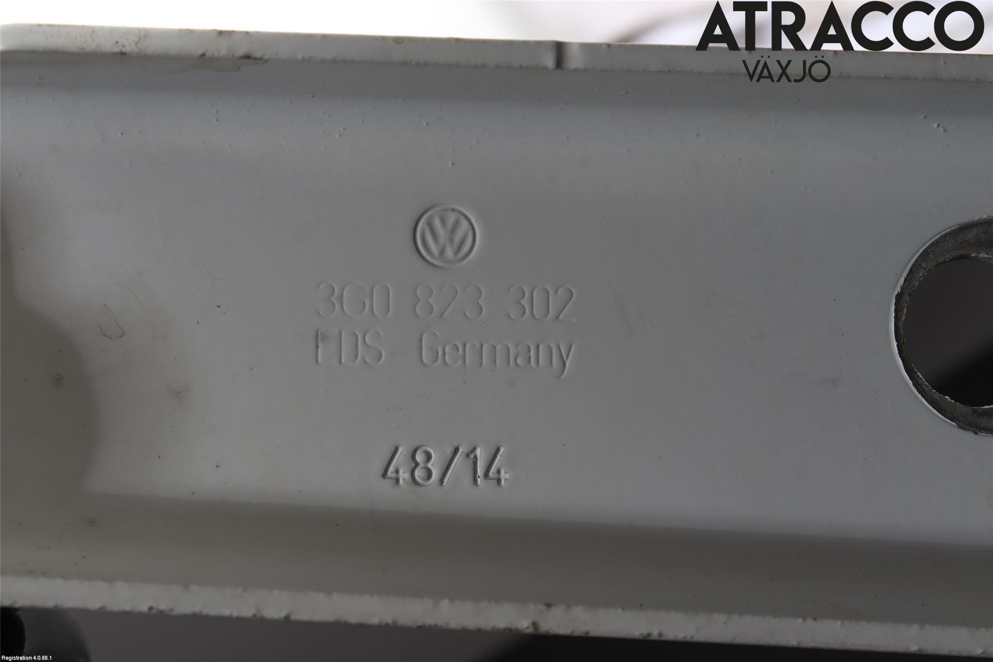 Volkswagen VW PASSAT 15-19 Huvgångjärn