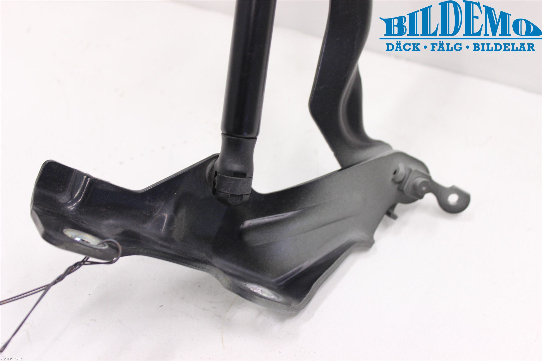 Volvo V70 08-13 Huvgångjärn