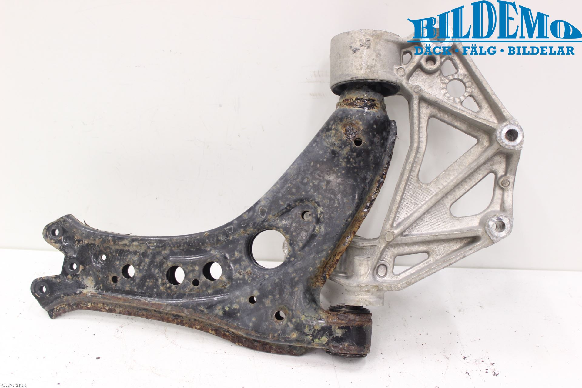 Volkswagen VW CADDY      04-10 Bärarm Fram Undre Vä