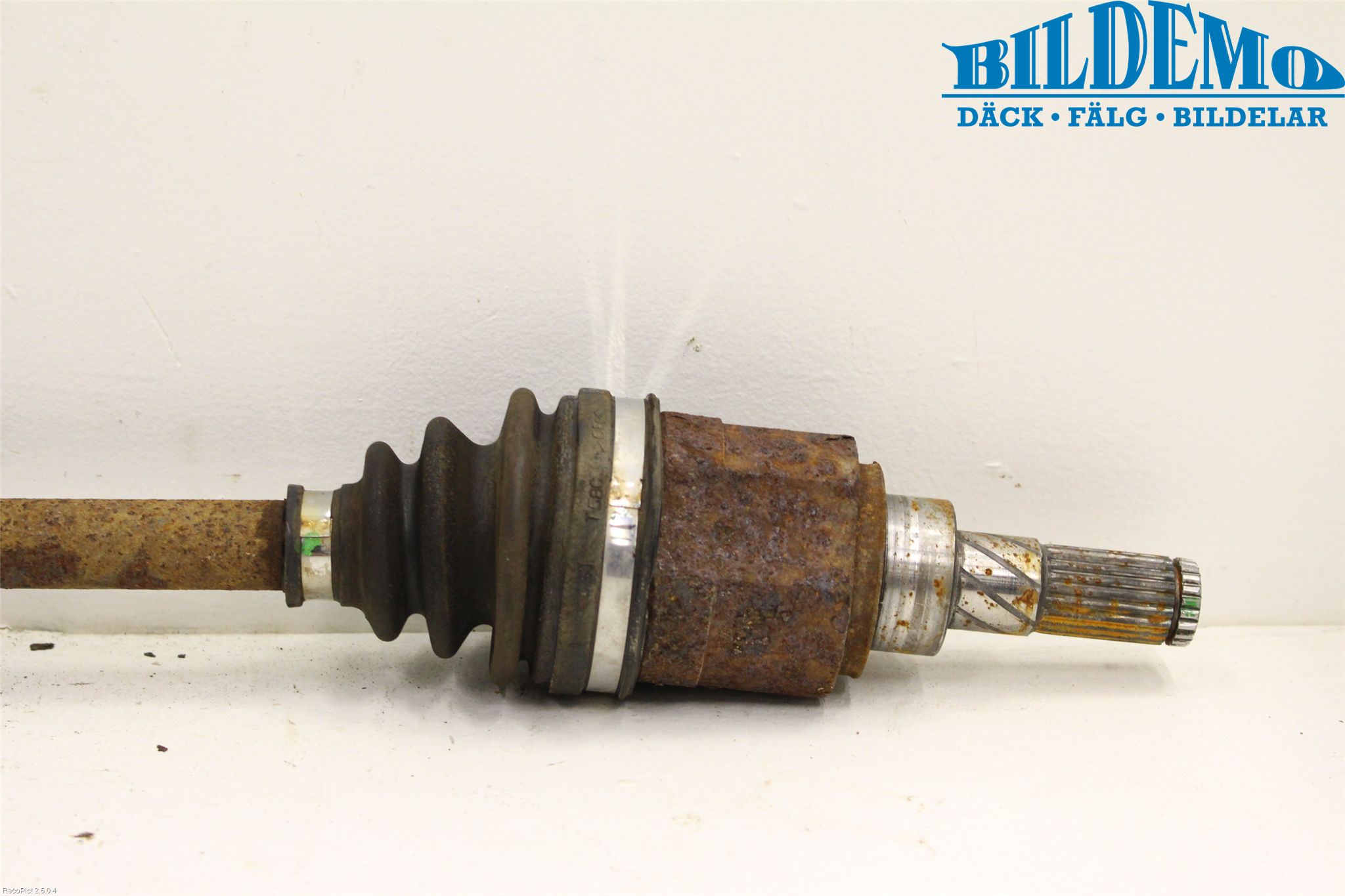 Nissan QASHQAI+2  08-10 Drivaxel Bak Vänster