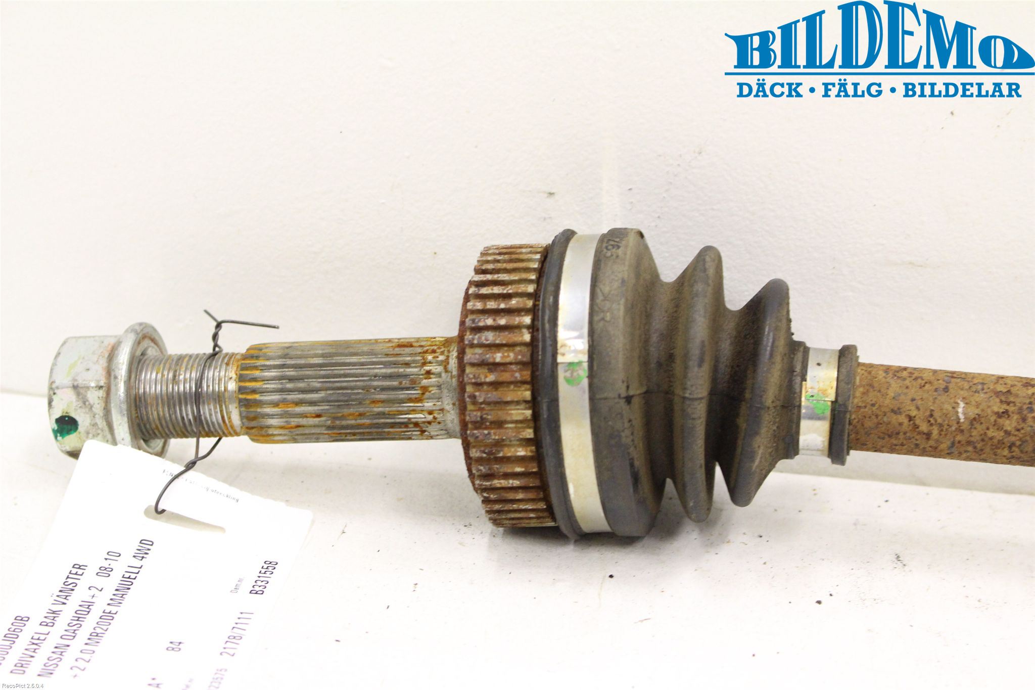 Nissan QASHQAI+2  08-10 Drivaxel Bak Vänster