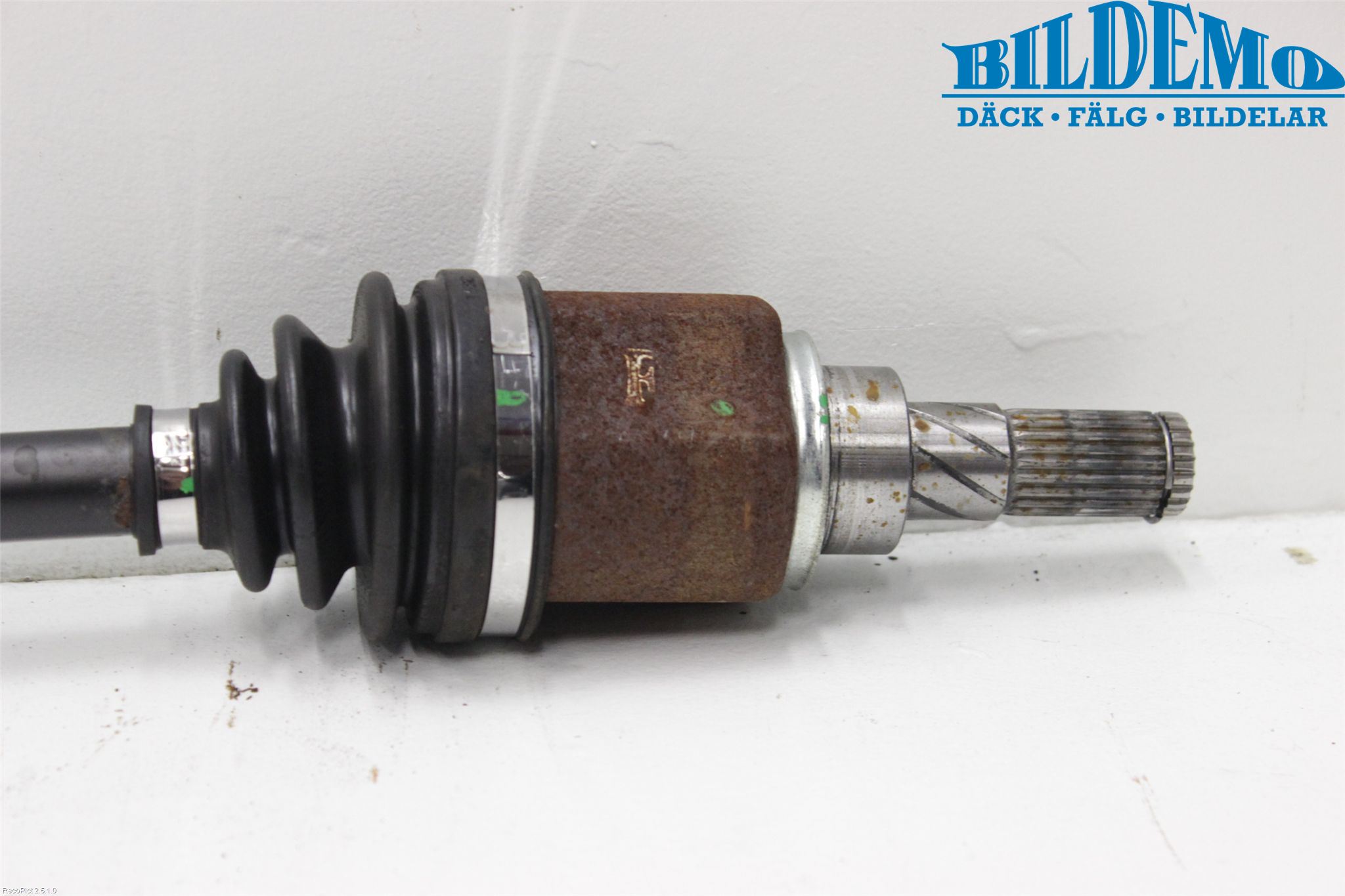 Nissan QASHQAI+2  10-14 Drivaxel Bak Höger