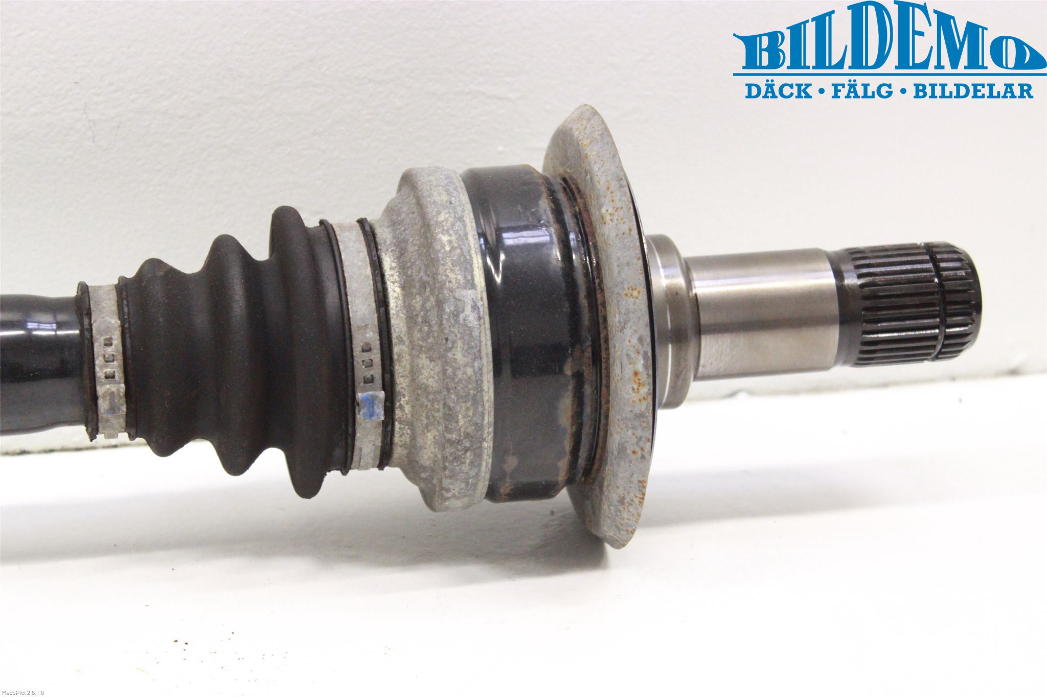 BMW 5 F10/F11/F18 09-17 Drivaxel Bak Höger