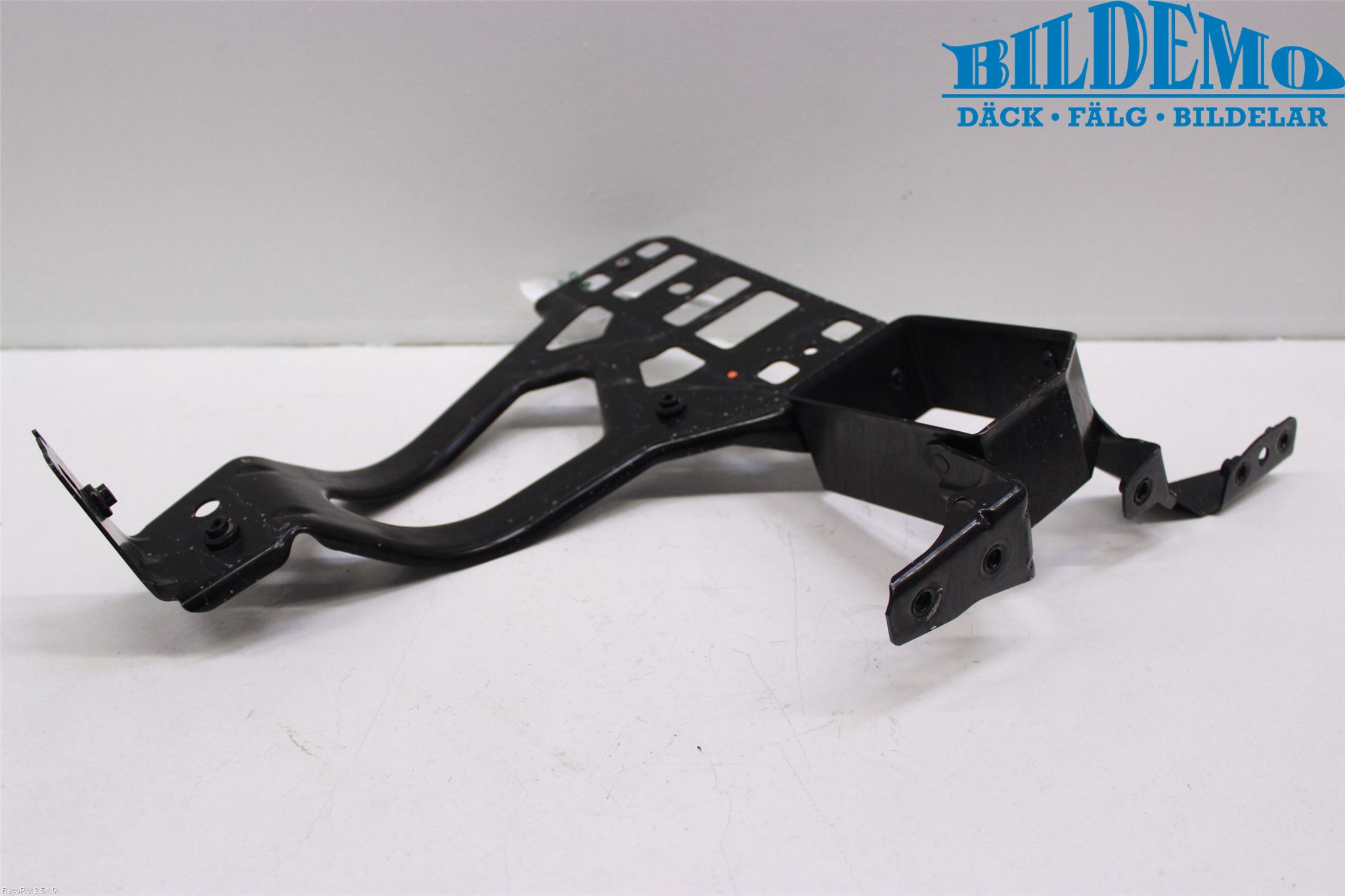 BMW 5 E60/61 Sed/Tou 02-10 Strålkast Fästsarg