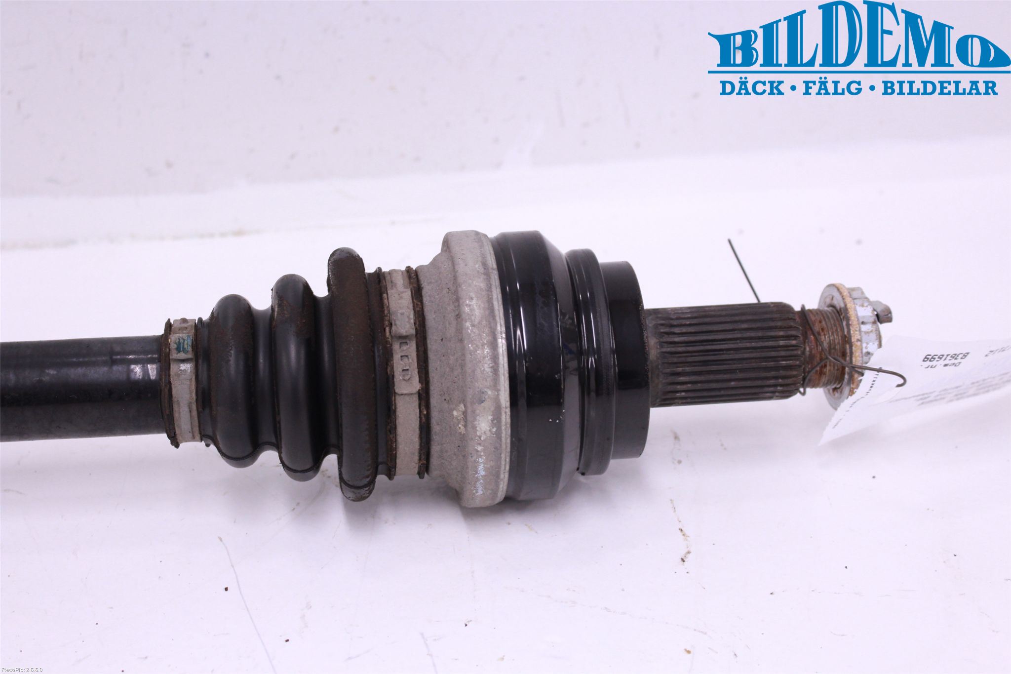 BMW 5 F10/F11/F18 09-17 Drivaxel Bak Höger