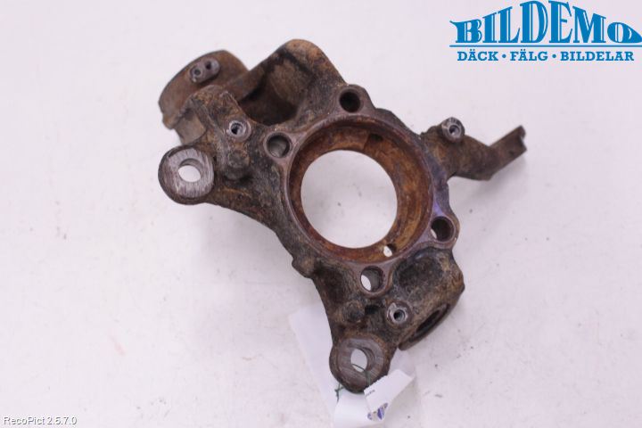 Volkswagen VW CADDY      04-10 Styrspindel Lagerhus Vä