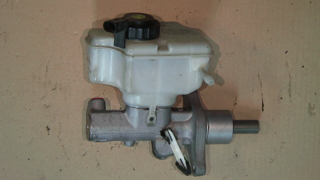 Volkswagen VW CADDY      04-10 Broms Huvudcylinder